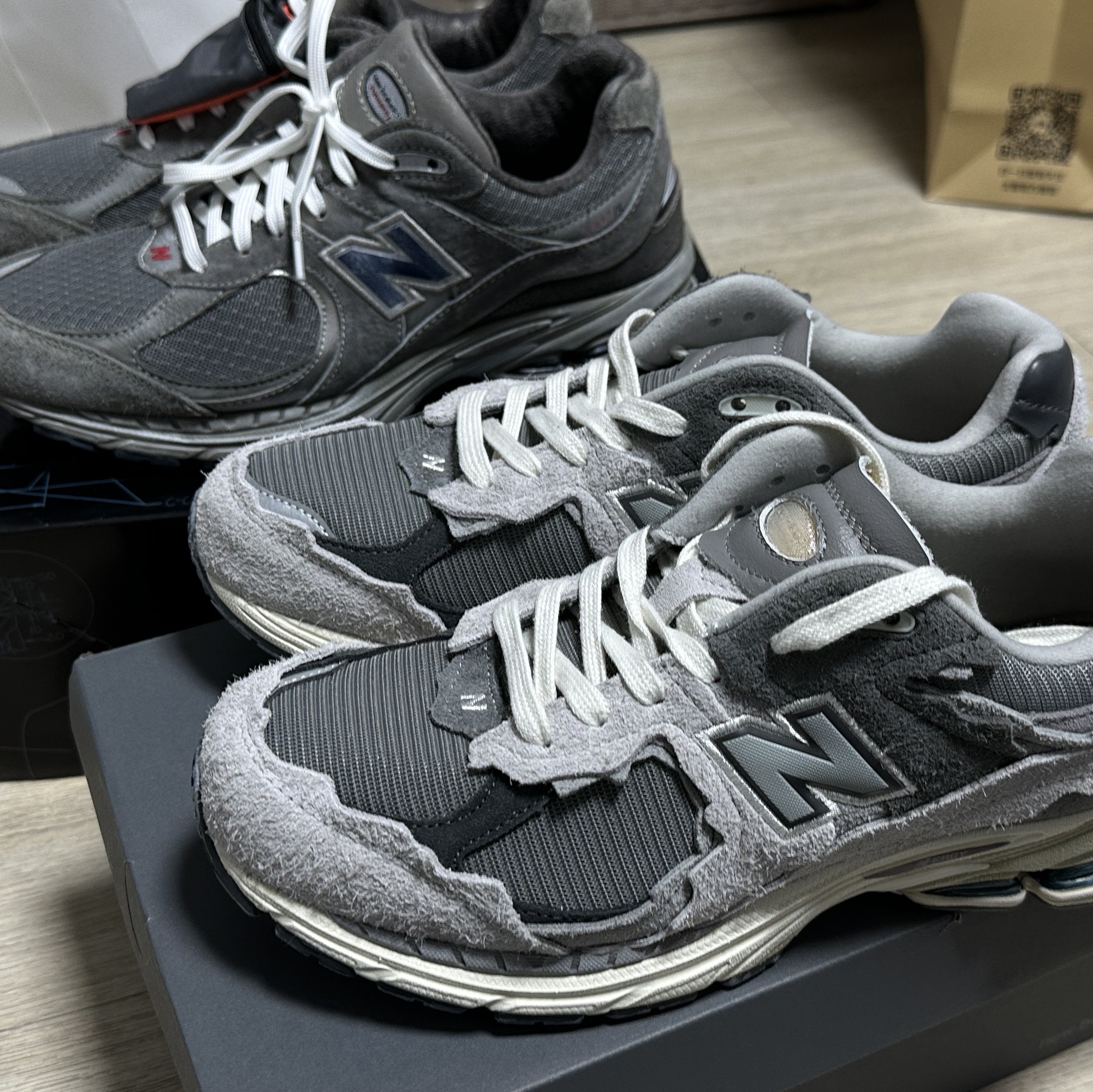 New Balance 2002R Protection Pack Rain Cloud, New Balance 2002R Premium Vintage Grey 착용 스타일 - 2