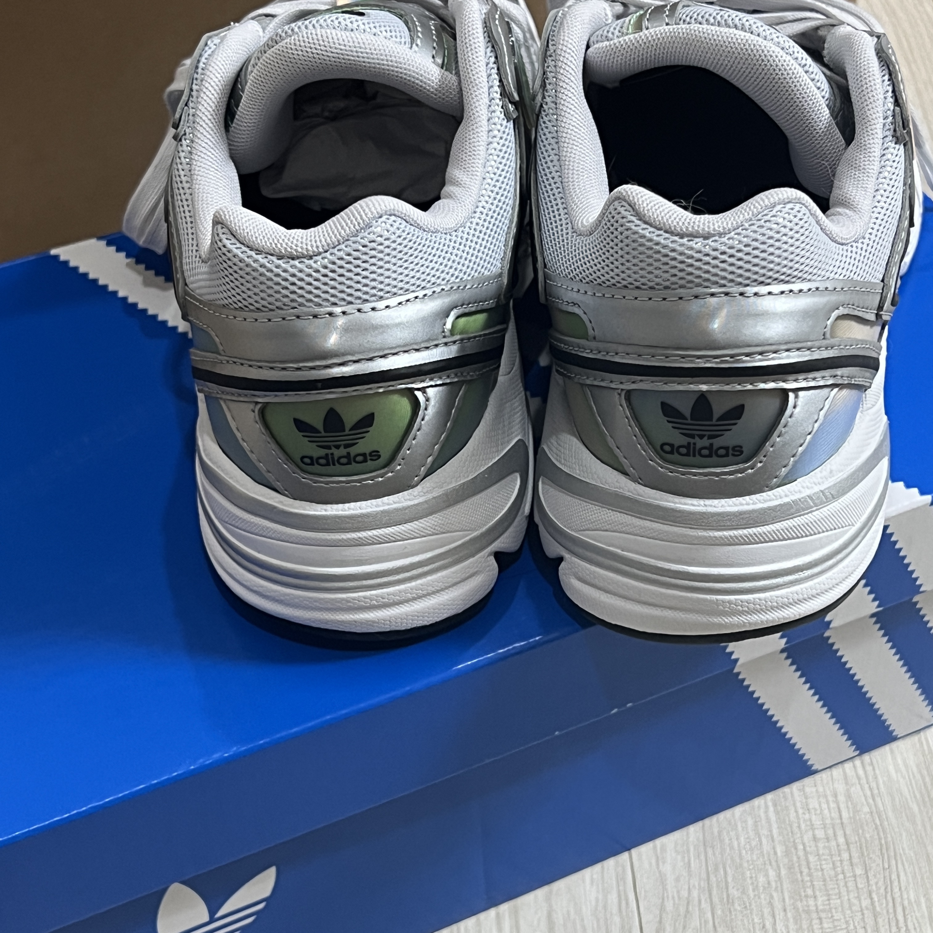 (W) Adidas Astir Dash Grey 착용 스타일 - 2