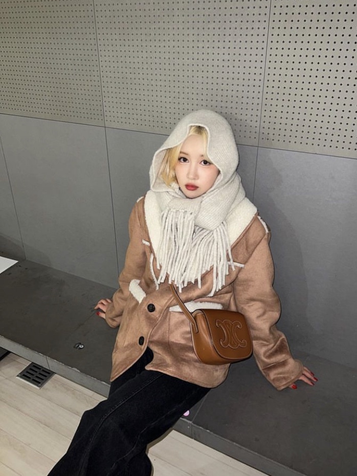 Celine Folco Cuir Triomphe in Smooth Calfskin Tan 착용 스타일