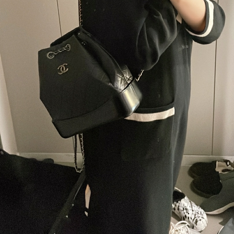 Chanel Small Gabrielle Backpack Aged Calfskin & Gold Silver Black 착용 스타일