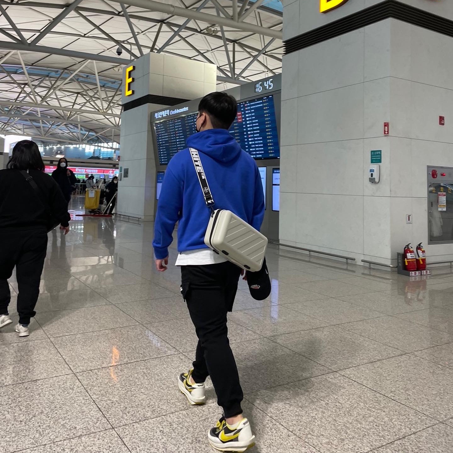 Nike x Sacai x Undercover LDWaffle Black Bright Citron, Off-White x Amore Pacific Protection Box (Without Cosmetics) 착용 스타일 - 1