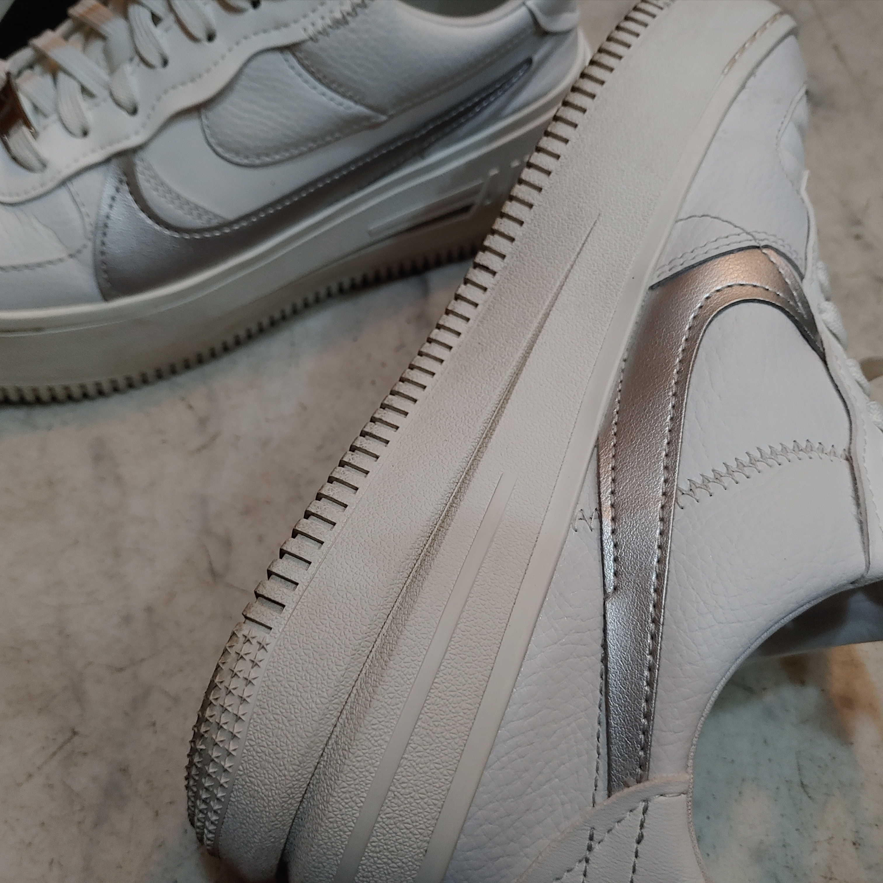 (W) Nike Air Force 1 PLT.AF.ORM Summit White Metallic Silver 착용 스타일 - 1