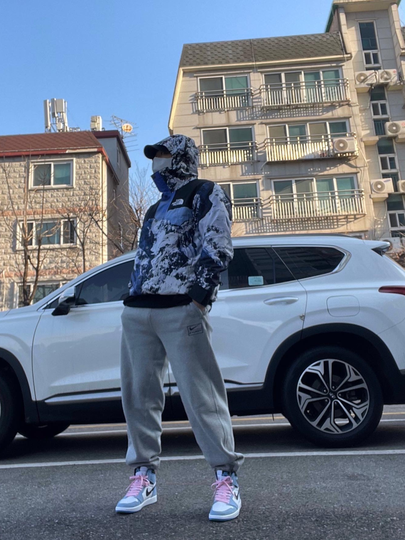 Supreme x The North Face Mountain Parka Blue White - 17FW, Jordan 1 Retro High OG University Blue 착용 스타일 - 2