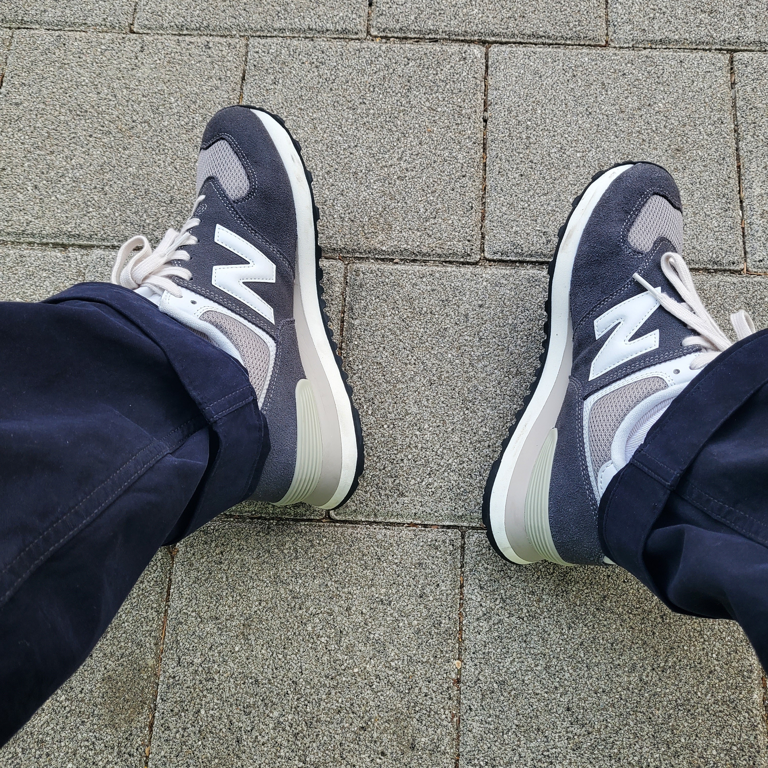 New Balance 574 Dark Grey 착용 스타일 - 2