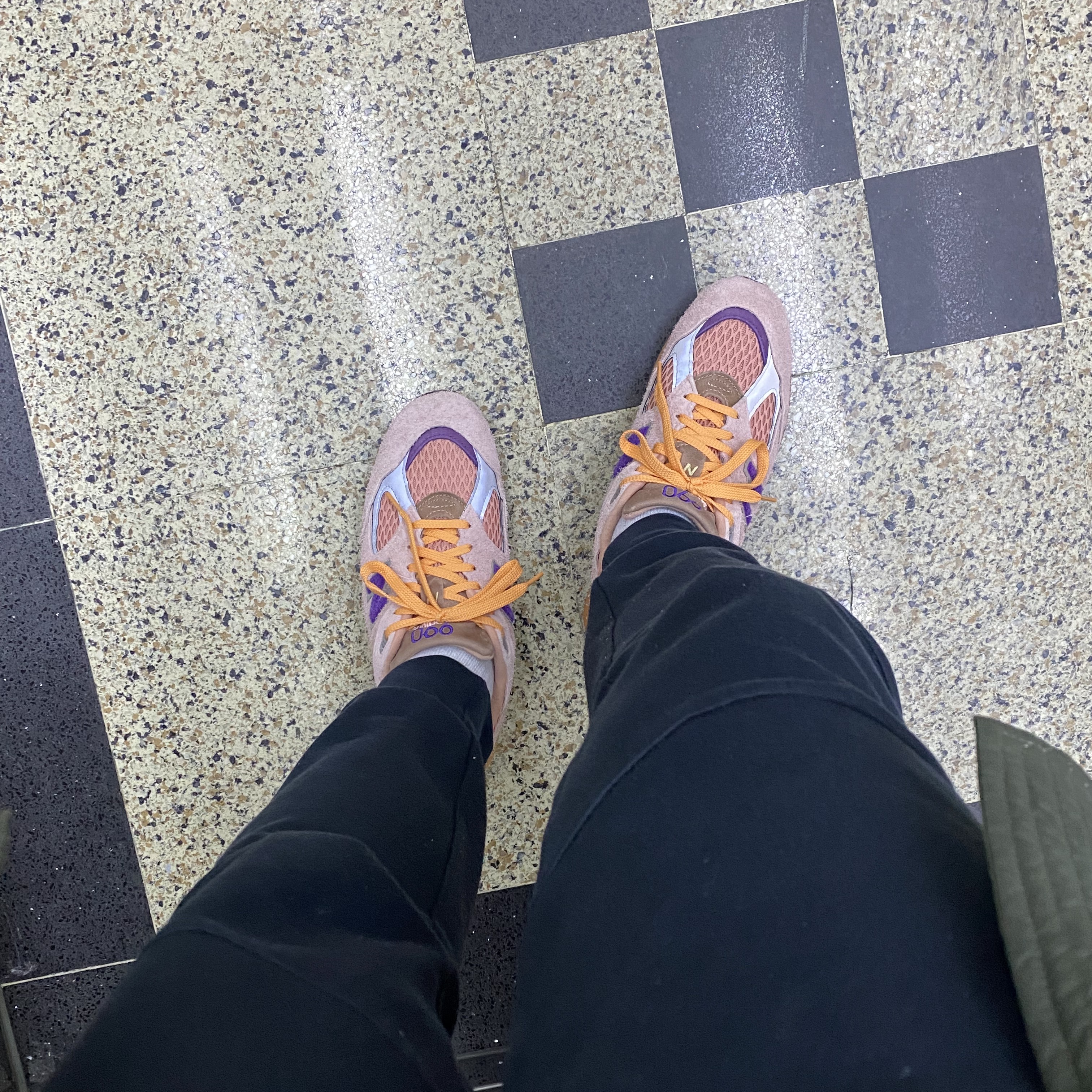 New Balance x Salehe Bembury 990v2 Made in USA Misty Rose 착용 스타일