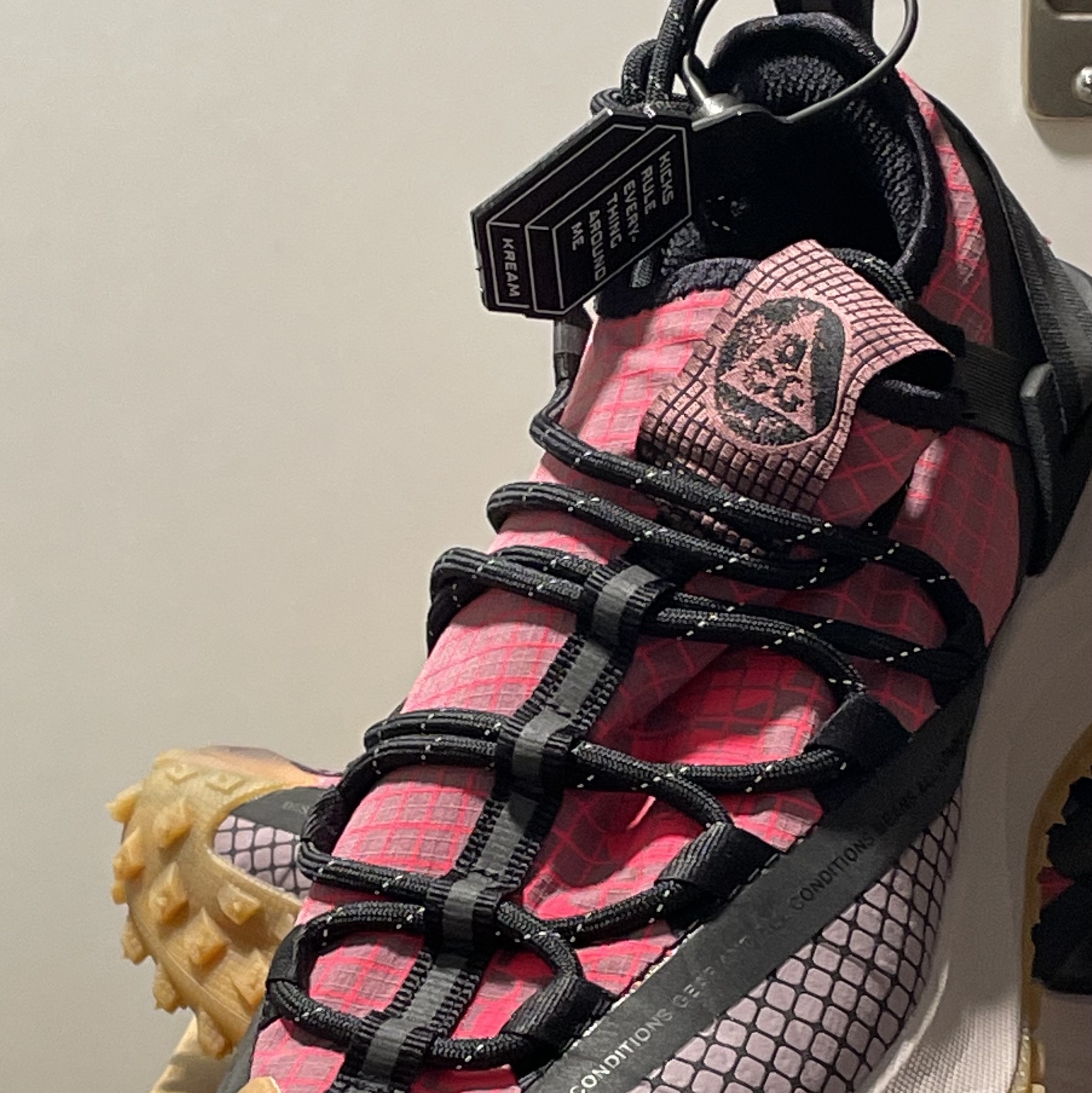 Nike ACG Mountain Fly Low Flash Crimson 착용 스타일 - 3