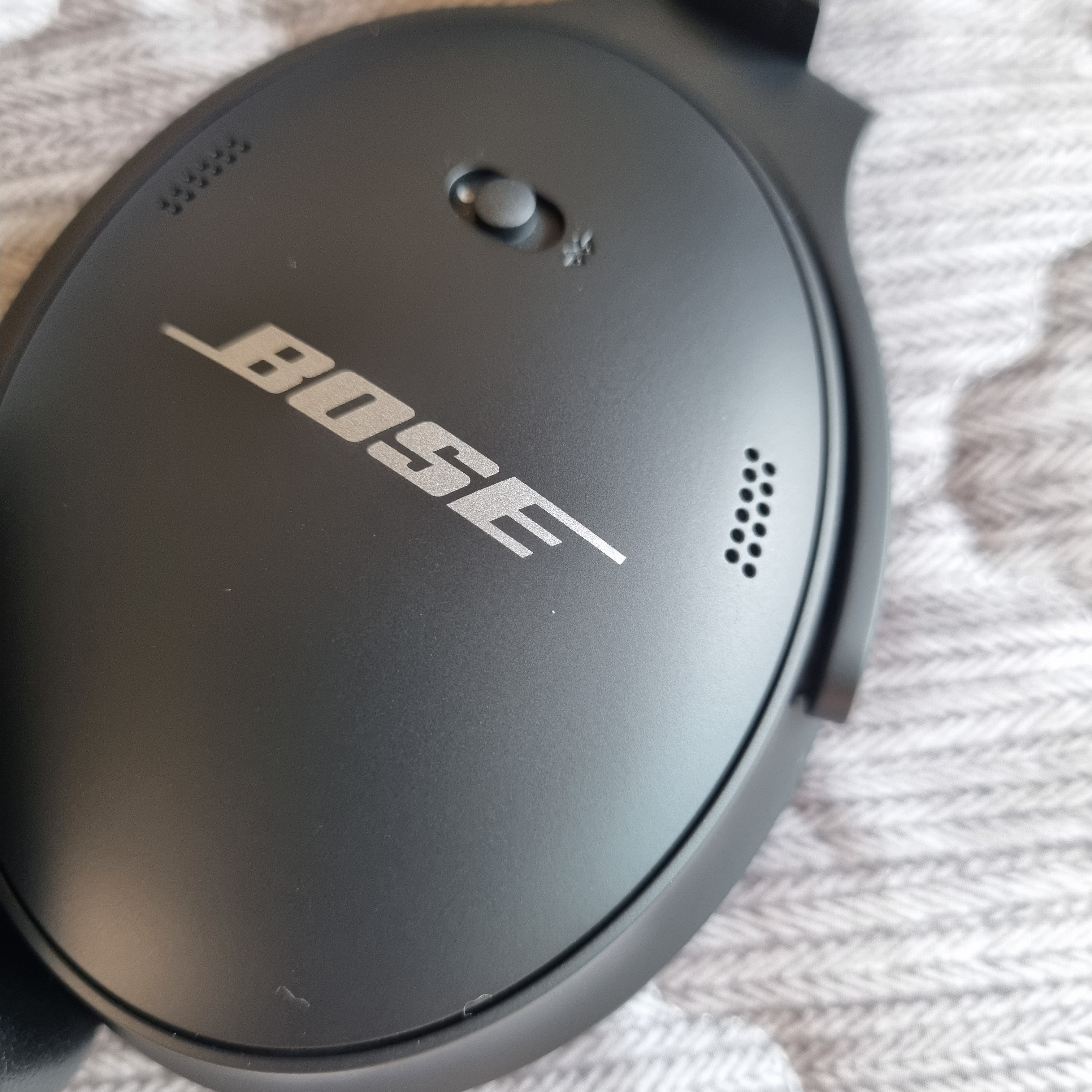 BOSE QC45 Triple Black (Korean Ver.) 착용 스타일 - 1
