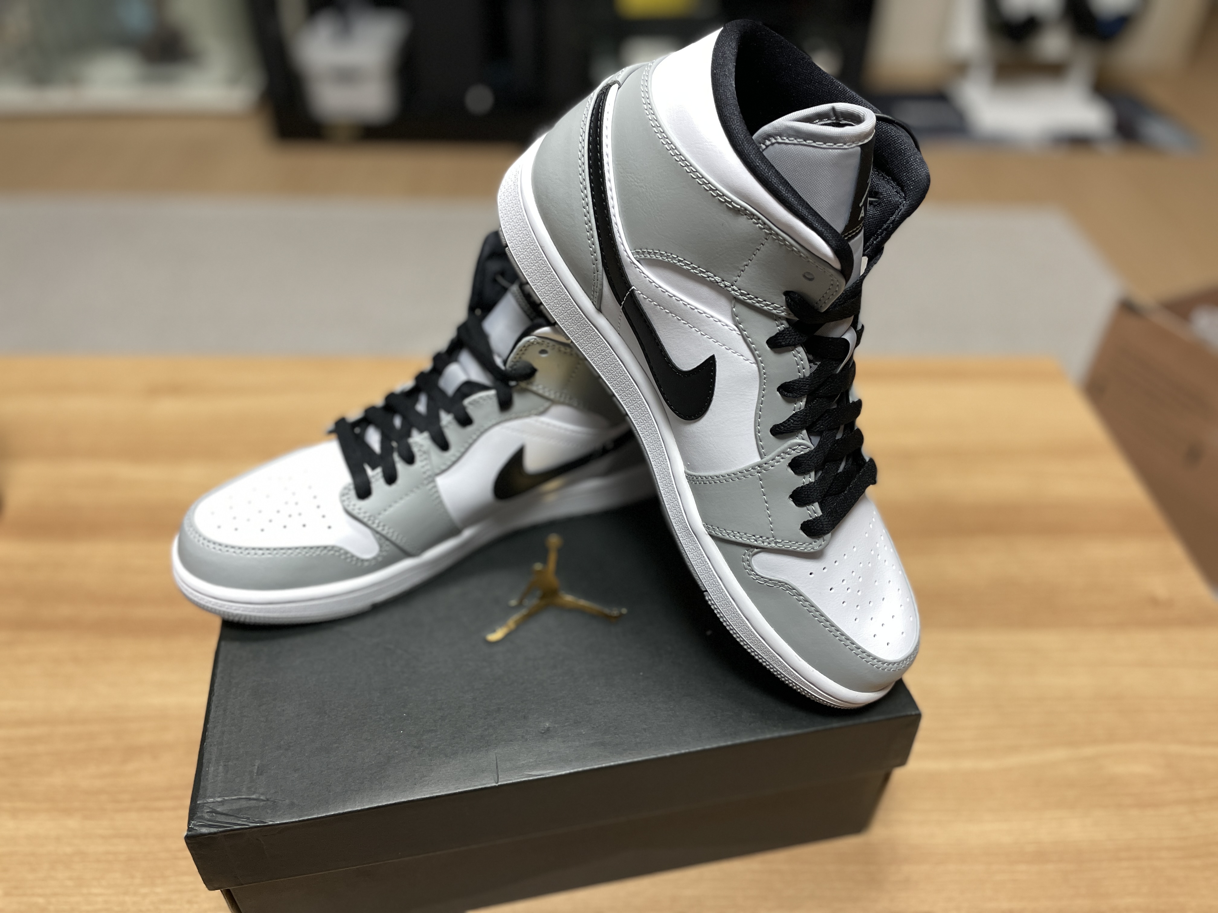Jordan 1 Mid Light Smoke Grey 착용 스타일