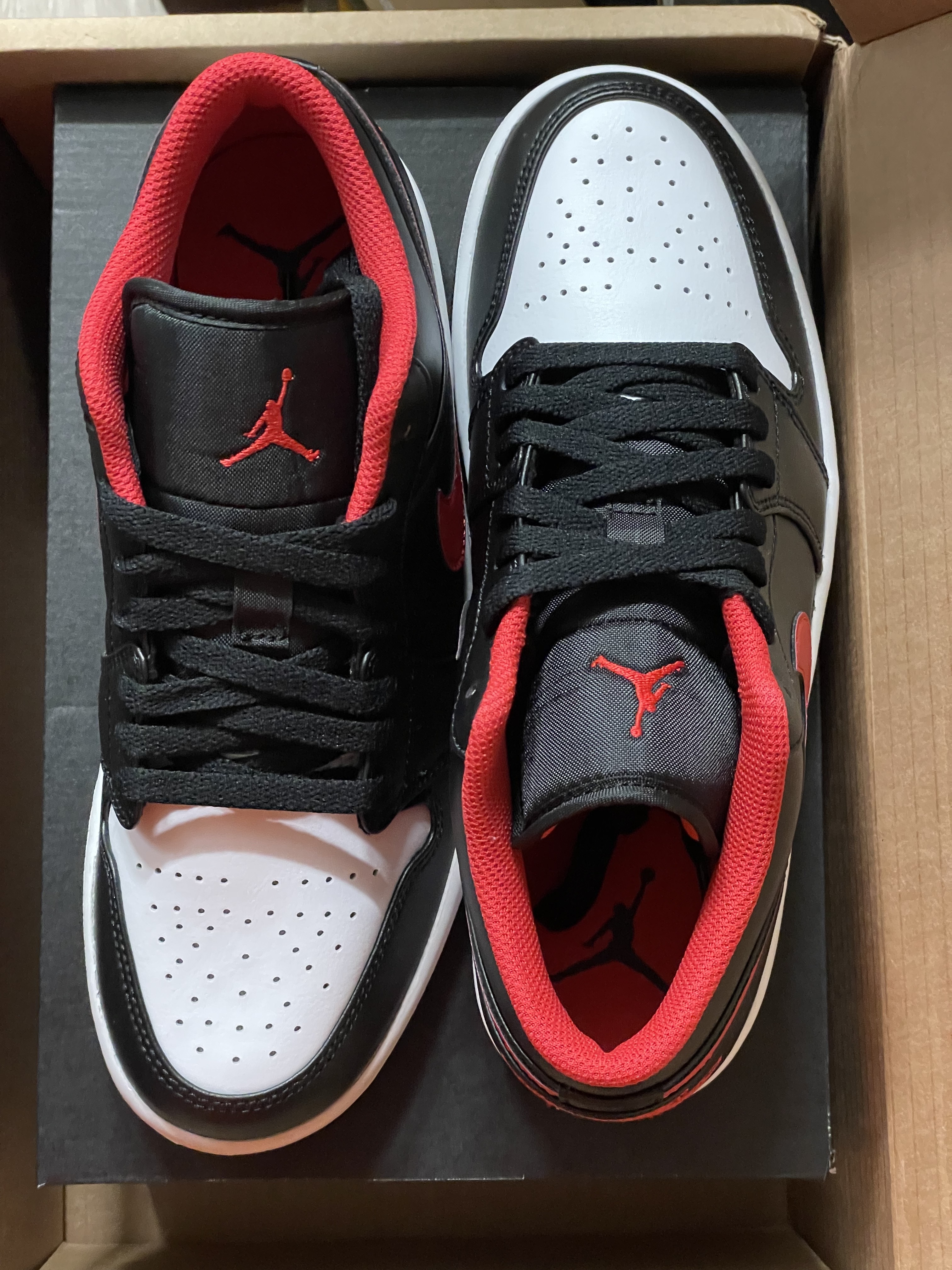 Jordan 1 Low Black Fire Red 착용 스타일 - 3