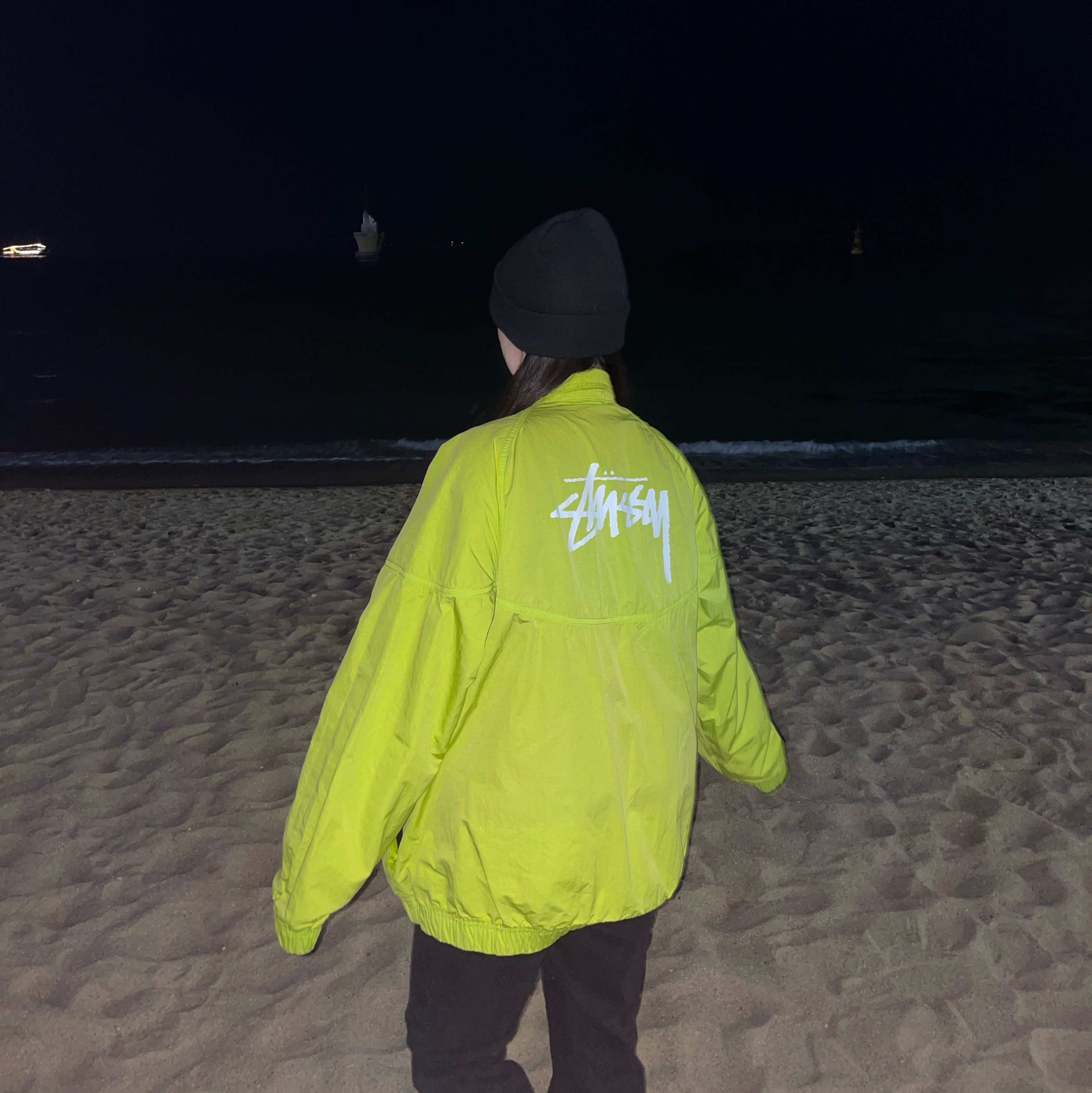 Nike x Stussy Windrunner Jacket Bright Cactus, Nike Air Force 1 '07 Low White 착용 스타일 - 1
