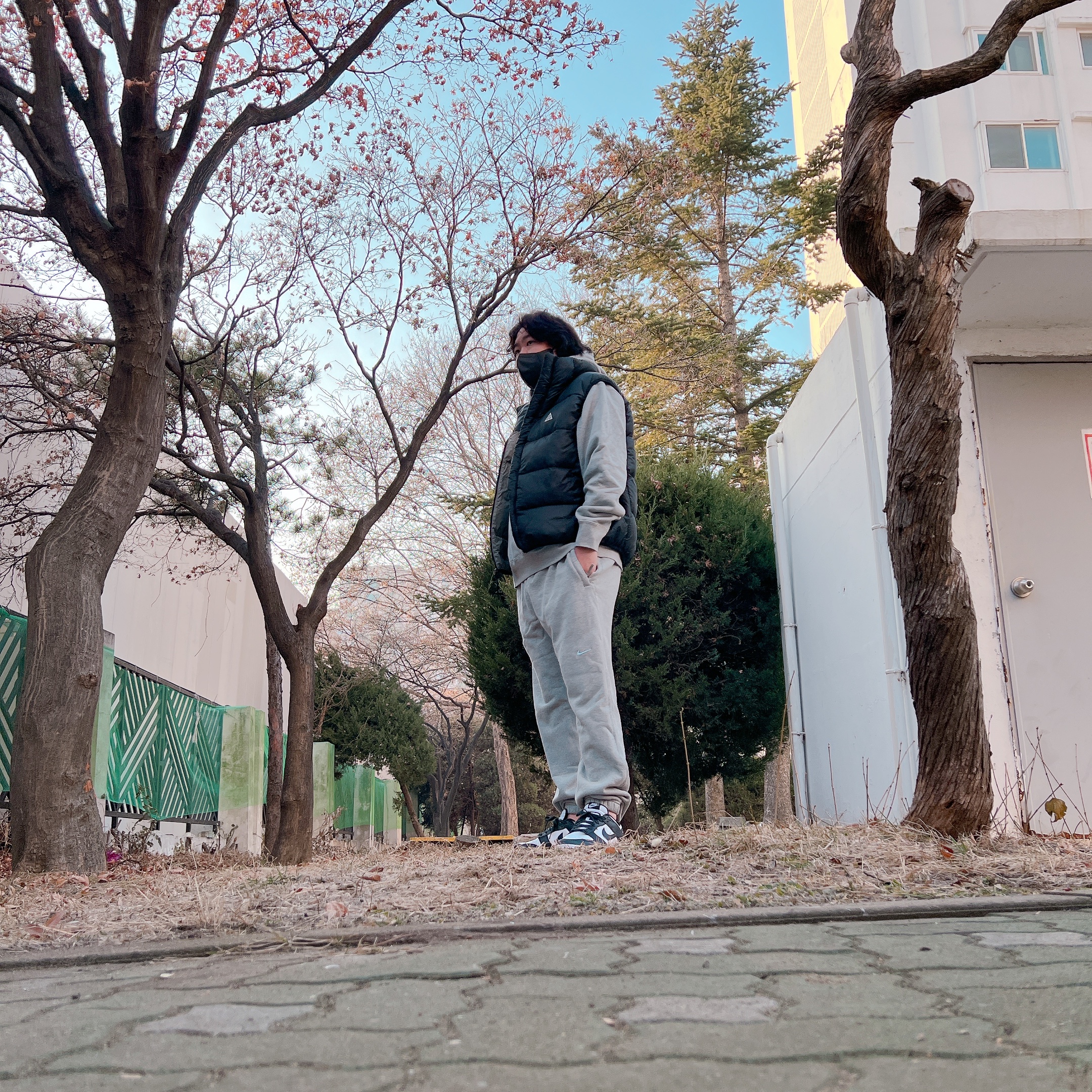 Nike x Drake Nocta NRG Fleece Hoodie Dark Grey Heather (DX2837-063), Nike ACG Therma-Fit ADV Lunar Lake Puffer Vest Black - Asia 착용 스타일