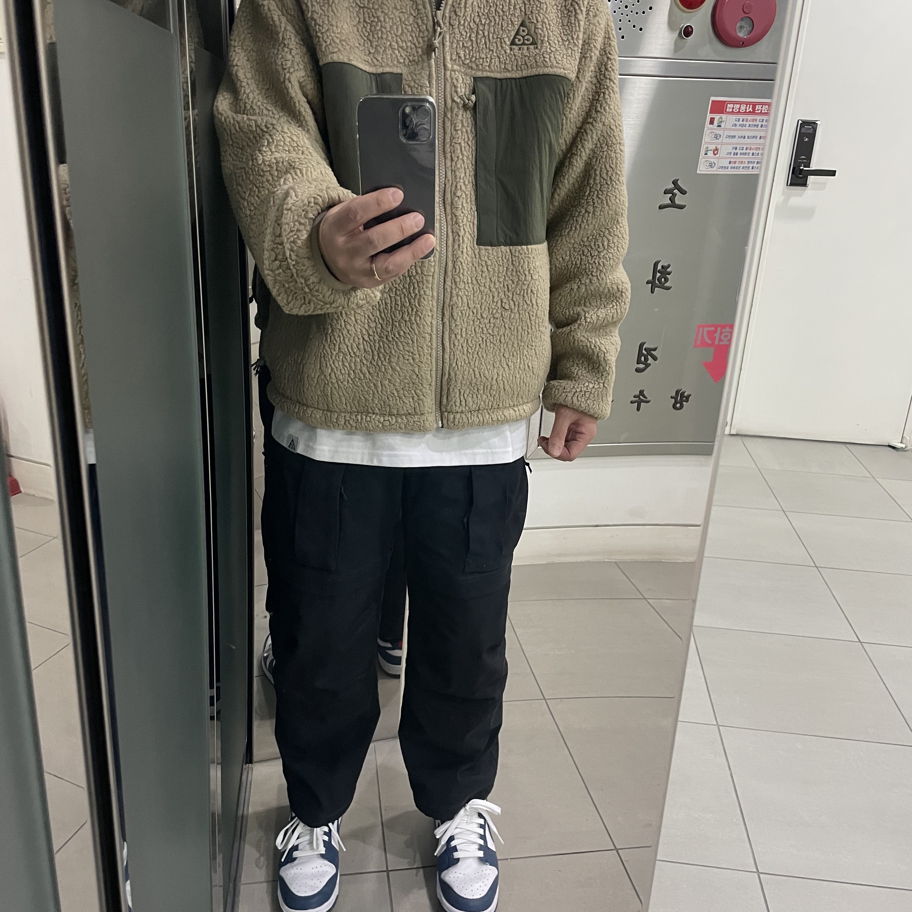 Nike ACG Smith Summit Cargo Pants Black Summit White - Asia, Nike ACG Microfleece Jacket Khaki - Asia 착용 스타일 - 2