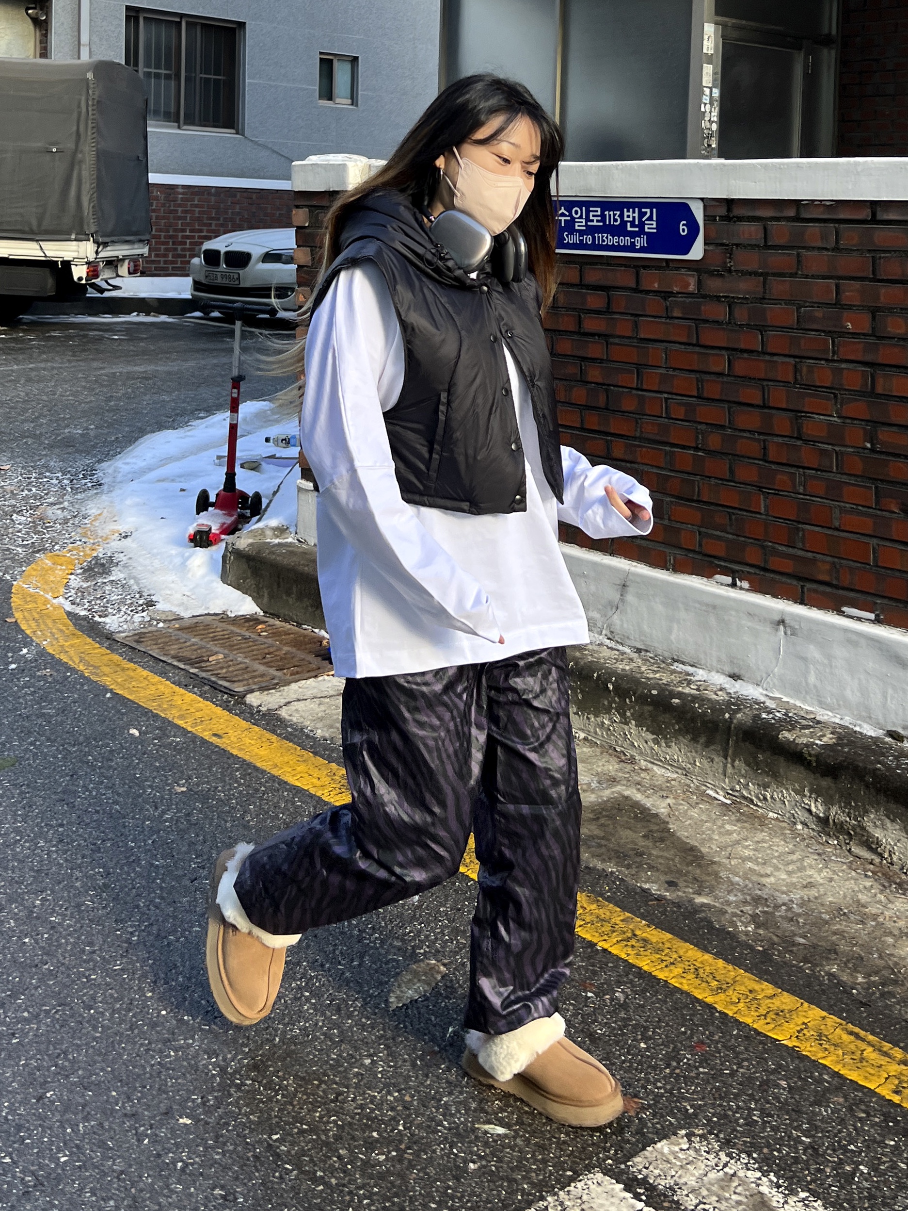 Apple AirPods Max Lightning Space Gray (Korean Ver.), (W) UGG Disquette Slipper Chestnut 착용 스타일 - 3