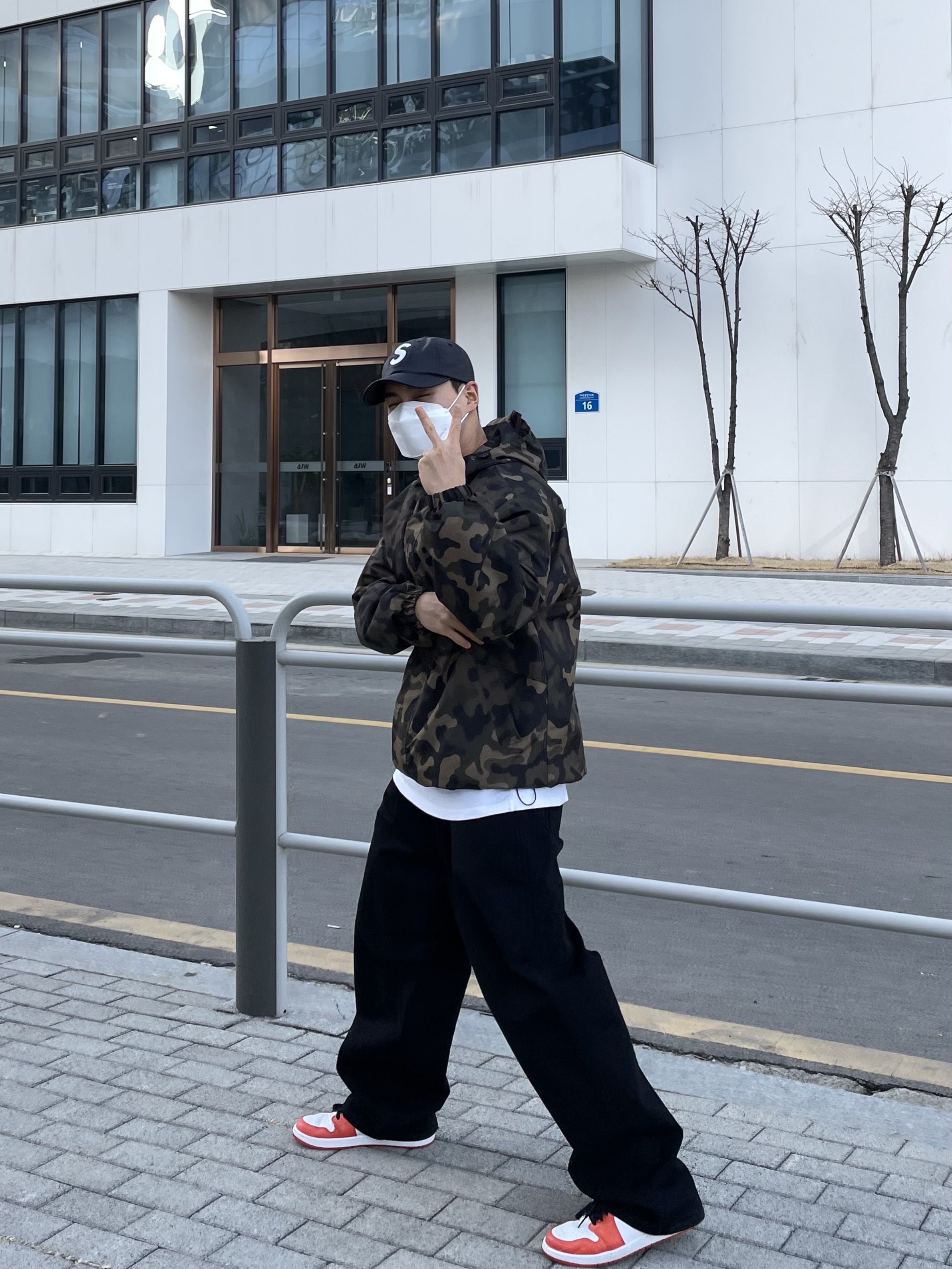 Supreme Raffia S Logo 6-Panel Black - 22SS, Jordan 1 Low OG Starfish 착용 스타일 - 1