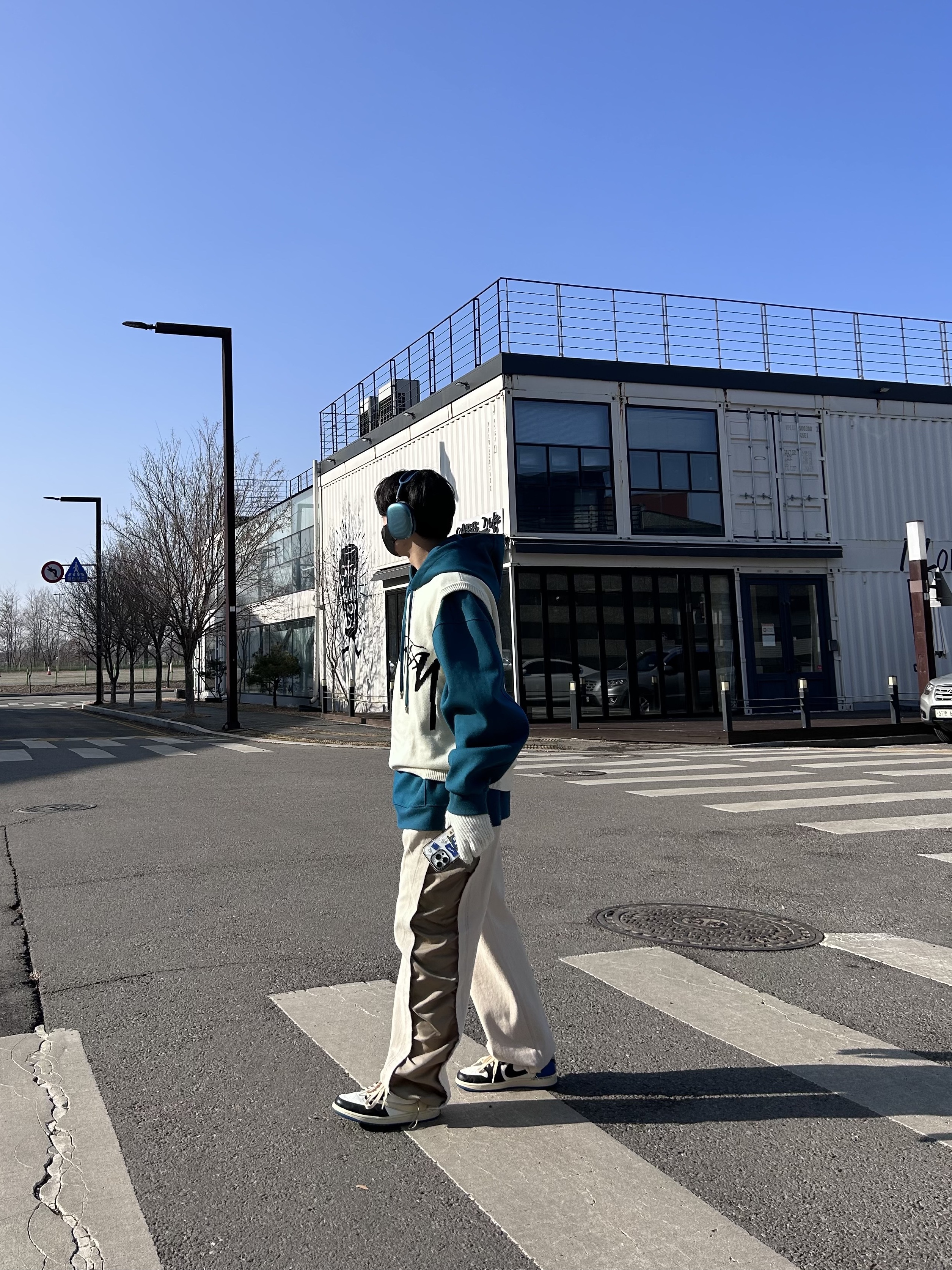 Stussy Sweater Vest Natural, Apple AirPods Max Lightning Sky Blue (Korean Ver.) 착용 스타일 - 3