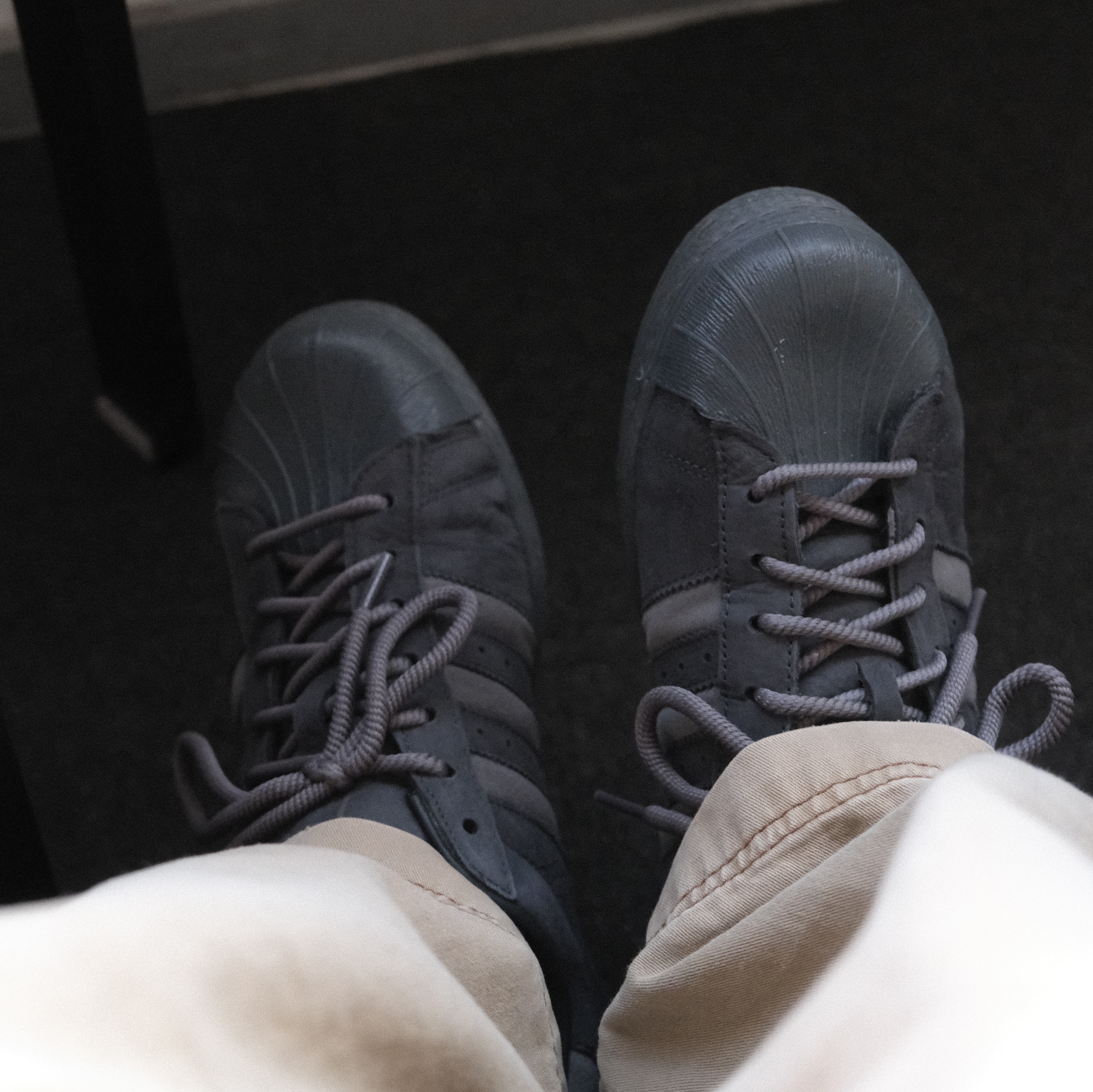 Adidas Superstar 82 Carbon Grey 착용 스타일 - 2