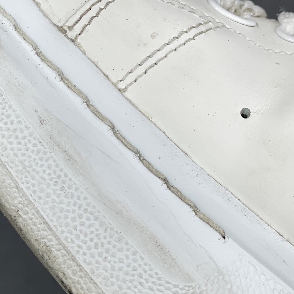 Alexander McQueen Oversized Sneakers White Black 착용 스타일 - 2