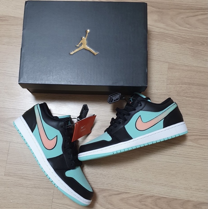 Jordan 1 Low SE Tropical Twist 착용 스타일