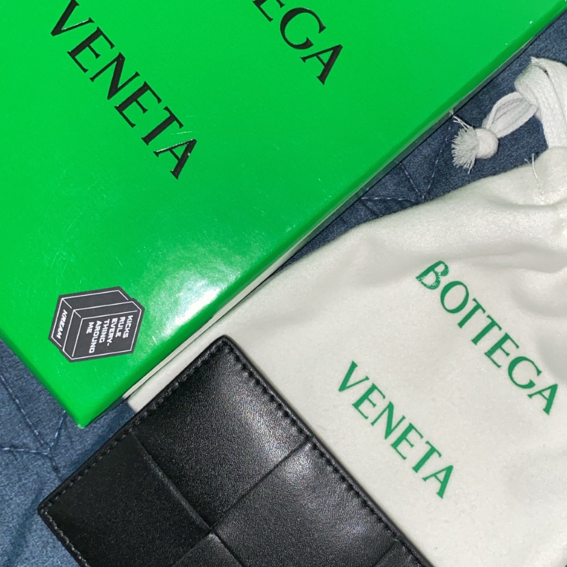 Bottega Veneta Credit Card Case Calfskin Black 착용 스타일