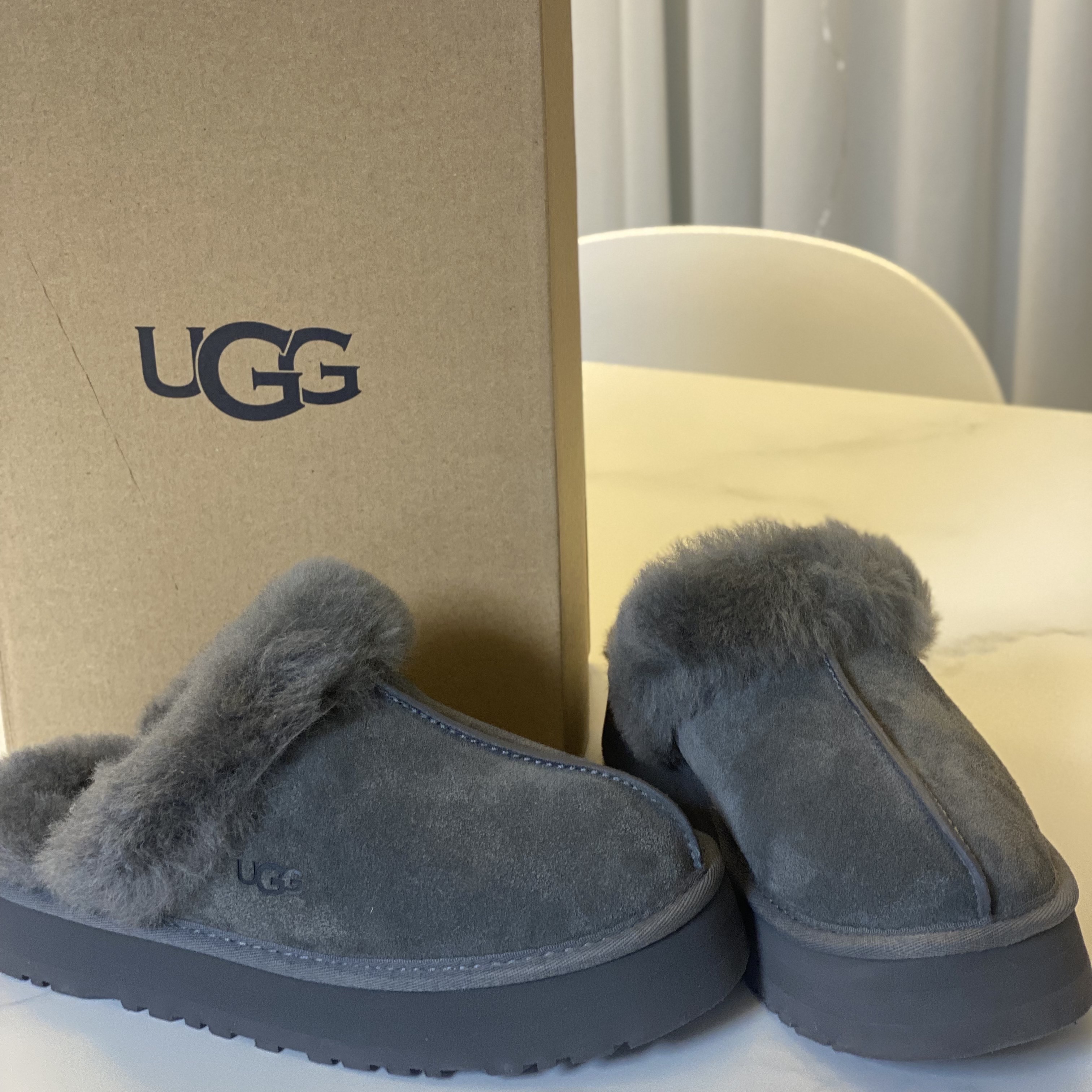 (W) UGG Disquette Slipper Charcoal 착용 스타일 - 2