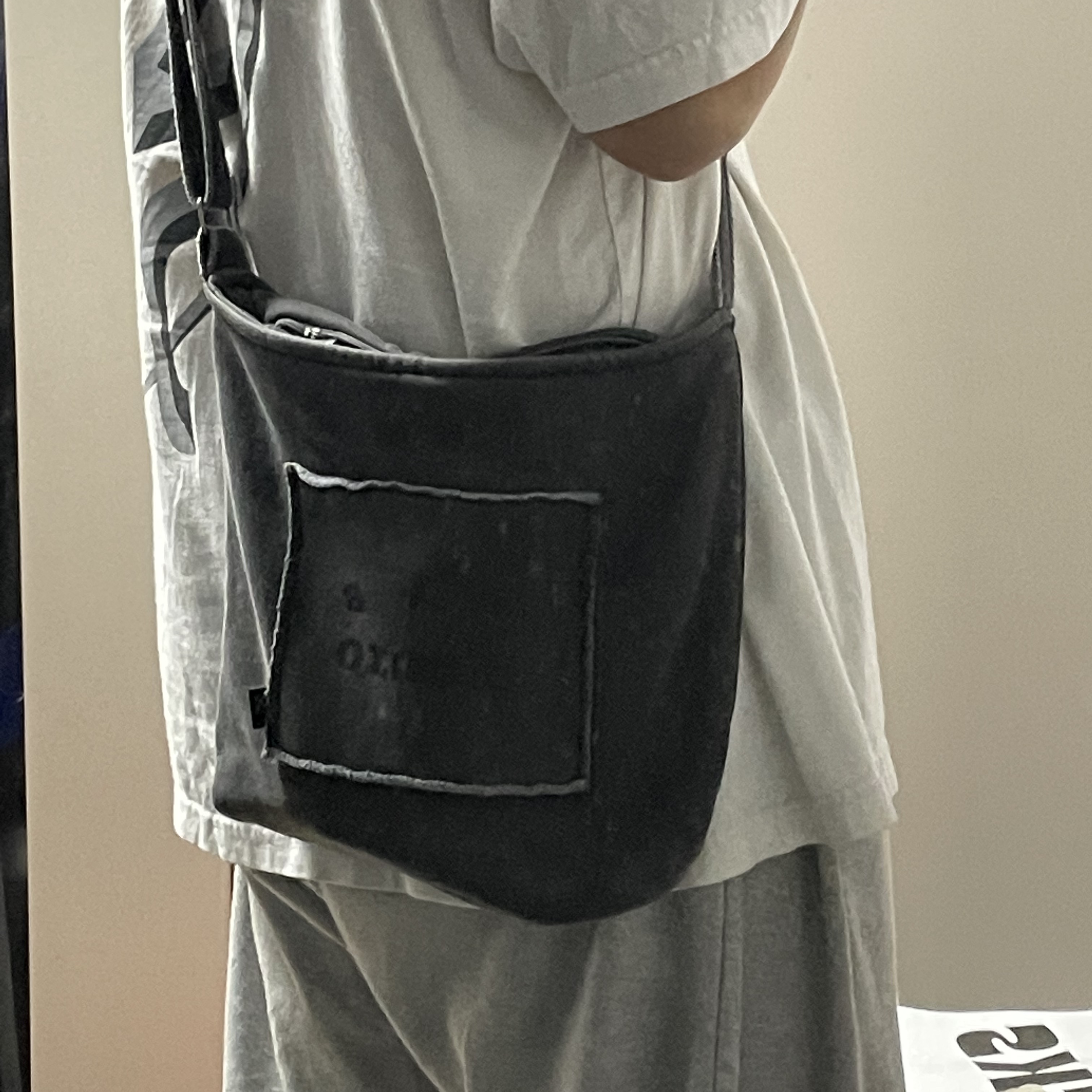 IAB Studio Pigment Bag Black 착용 스타일