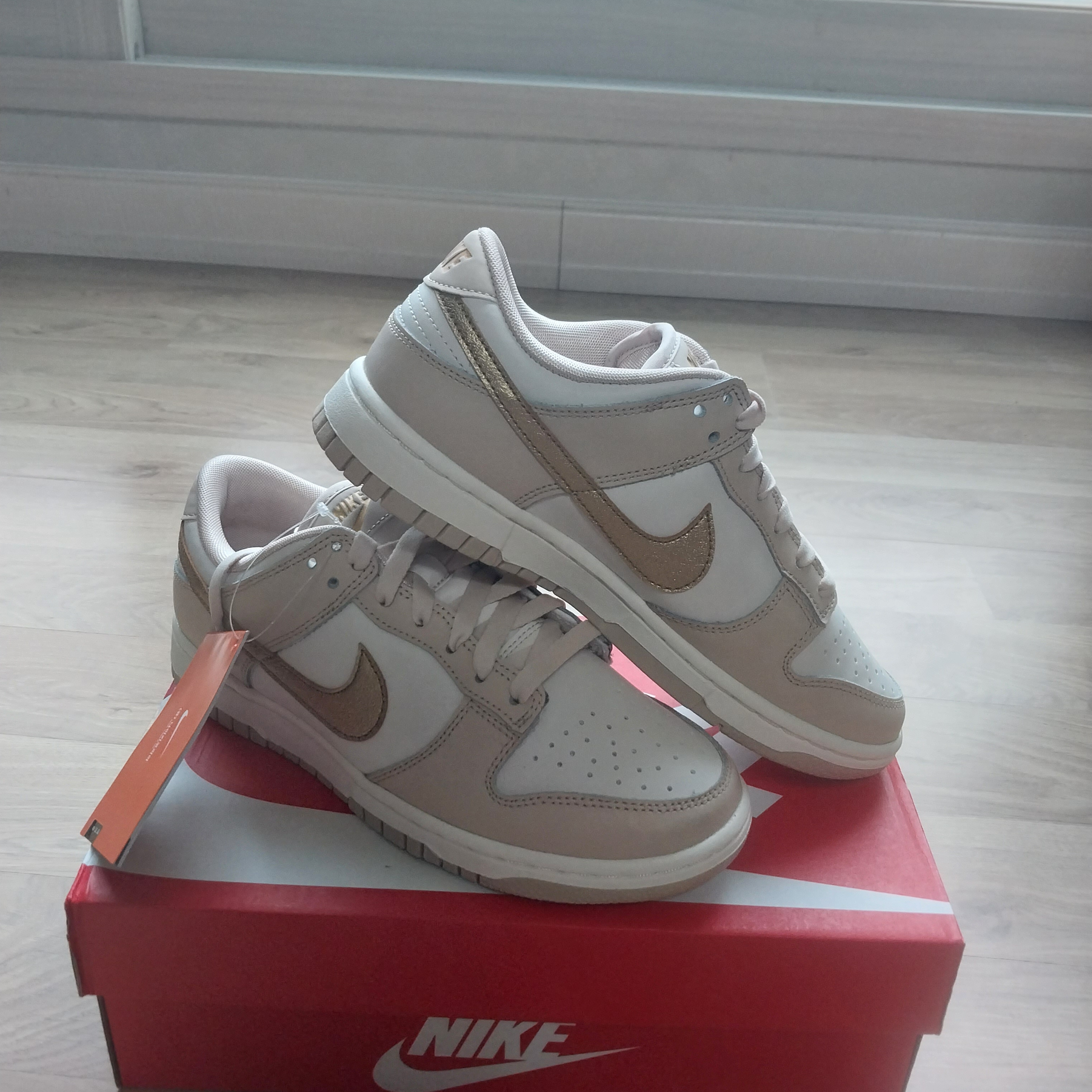 (W) Nike Dunk Low Sanddrift Metallic Gold 착용 스타일 - 3