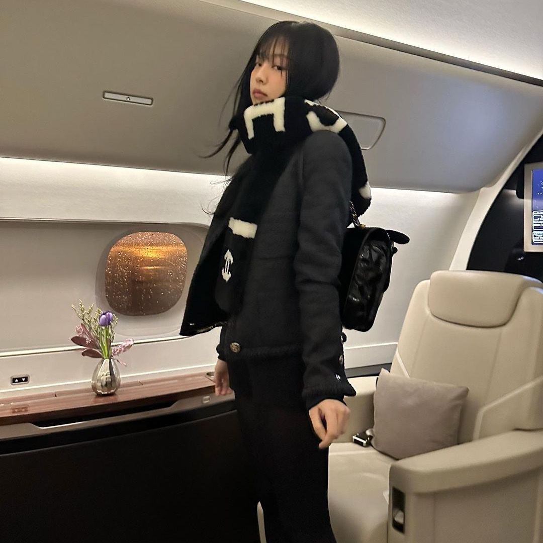 Chanel Large Backpack Patent Calfskin & Gold Black, (W) UGG Classic Mini Platform Boots Black 착용 스타일 - 3