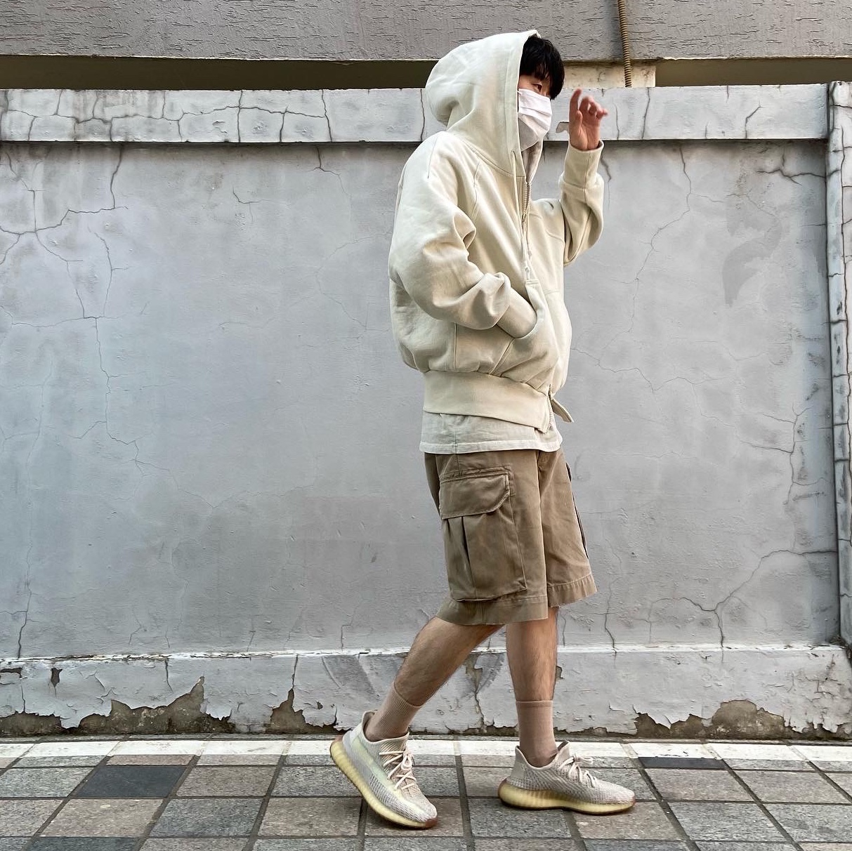 Adidas Yeezy Boost 350 V2 Citrin - Non-Reflective 착용 스타일