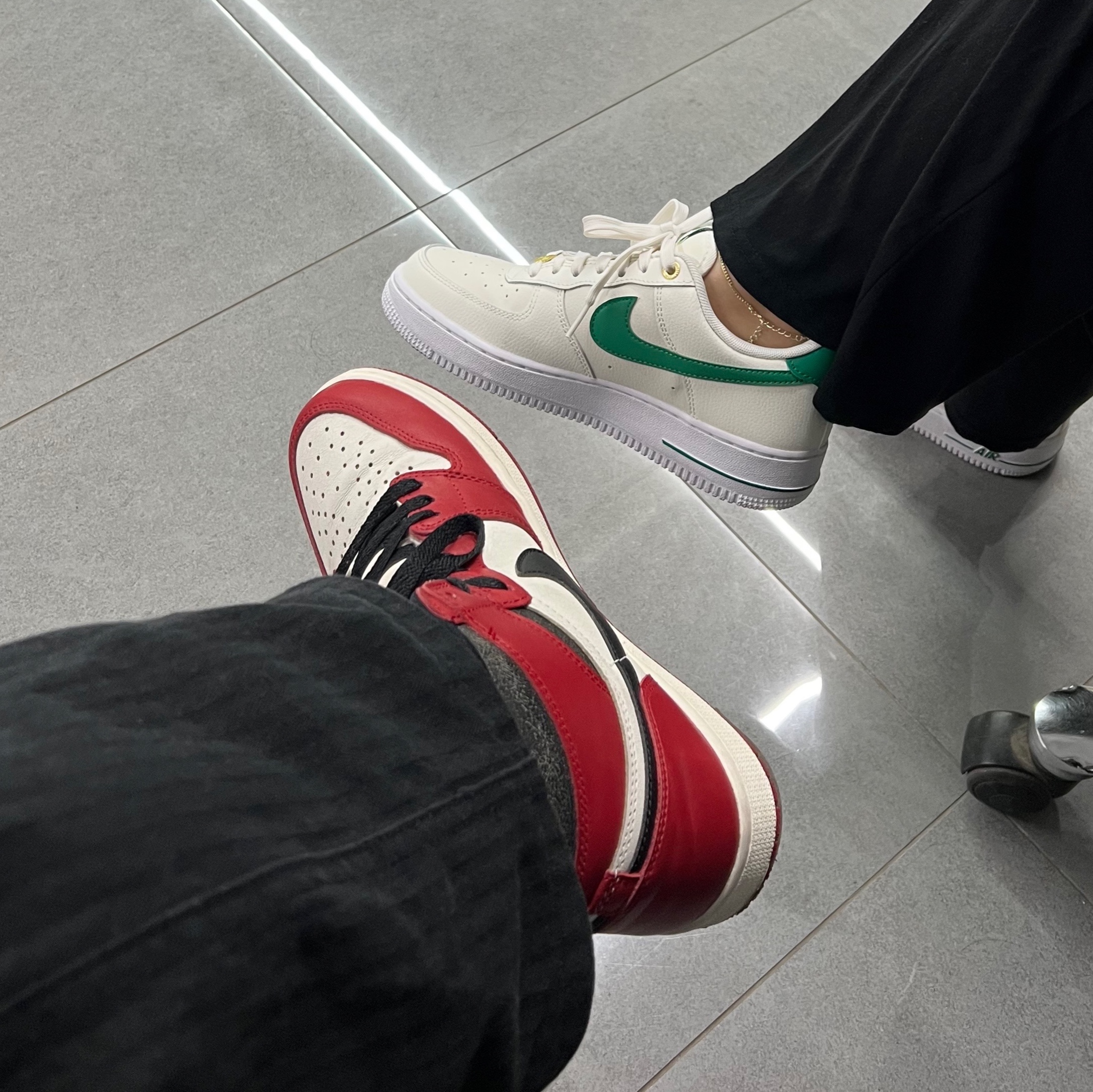 Jordan 1 Retro High OG Chicago 2022, (W) Nike Air Force 1 '07 SE 40th Anniversary Join Forces Sail Malachite 착용 스타일 - 4