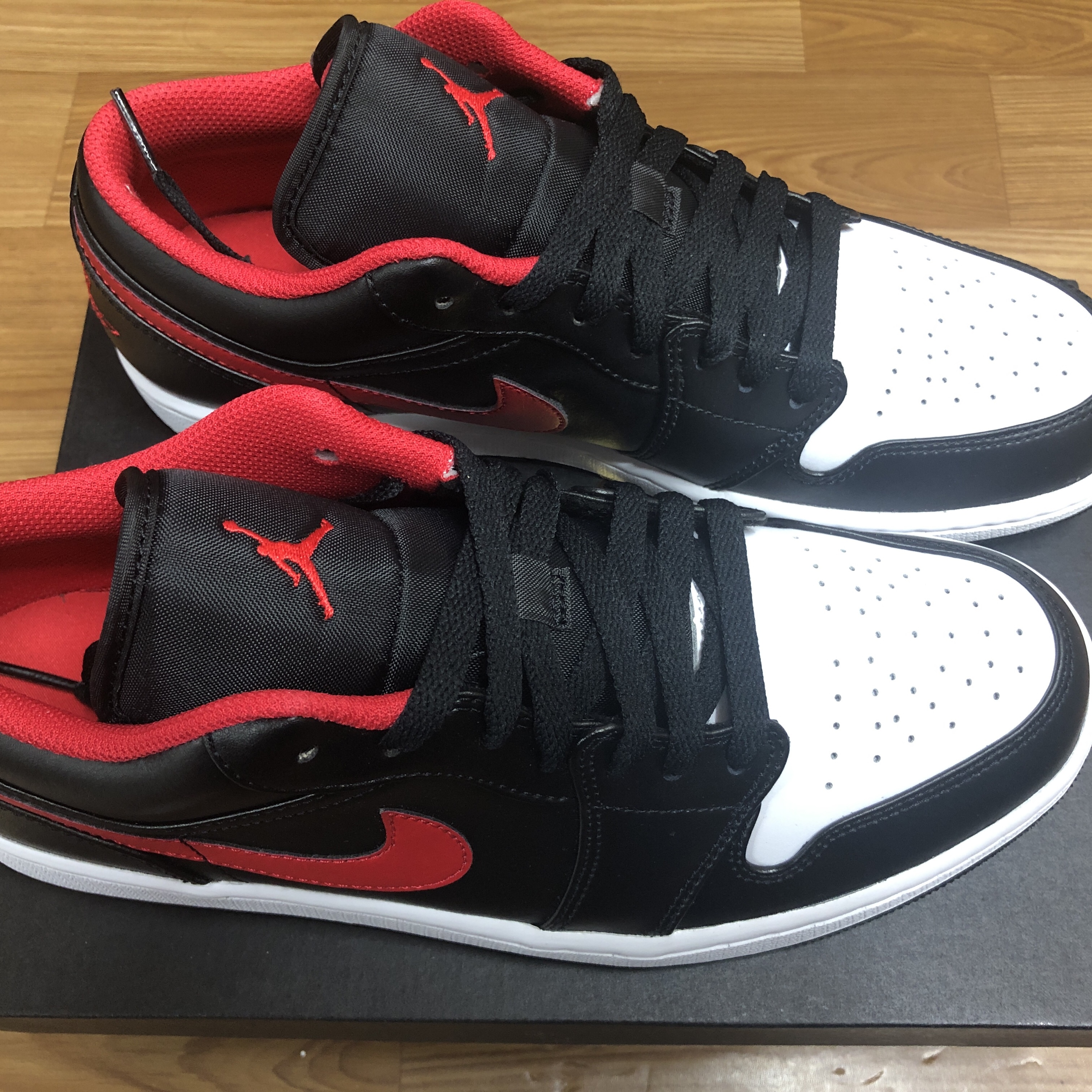 Jordan 1 Low Black Fire Red 착용 스타일 - 2