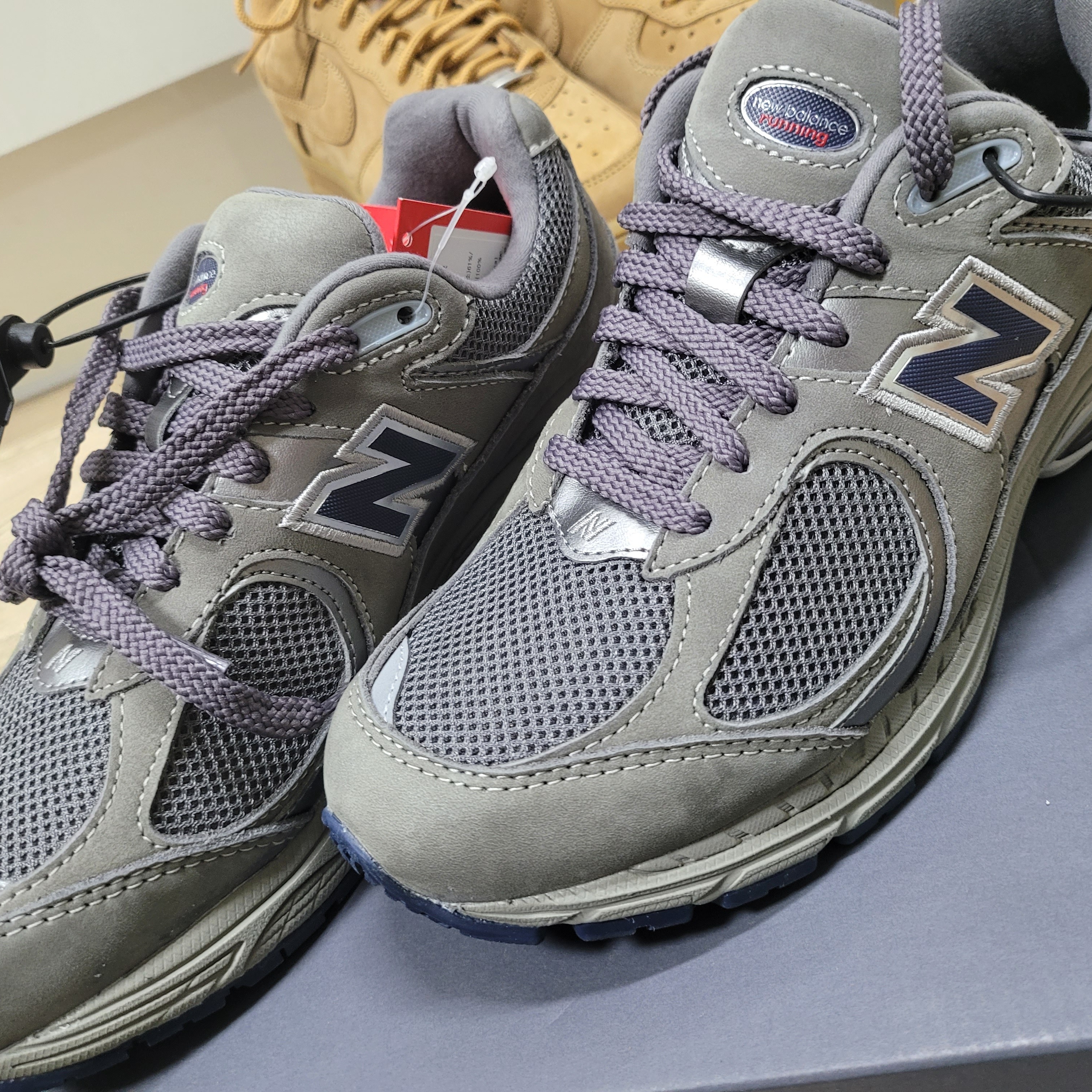 New Balance 2002R Gray 착용 스타일 - 2