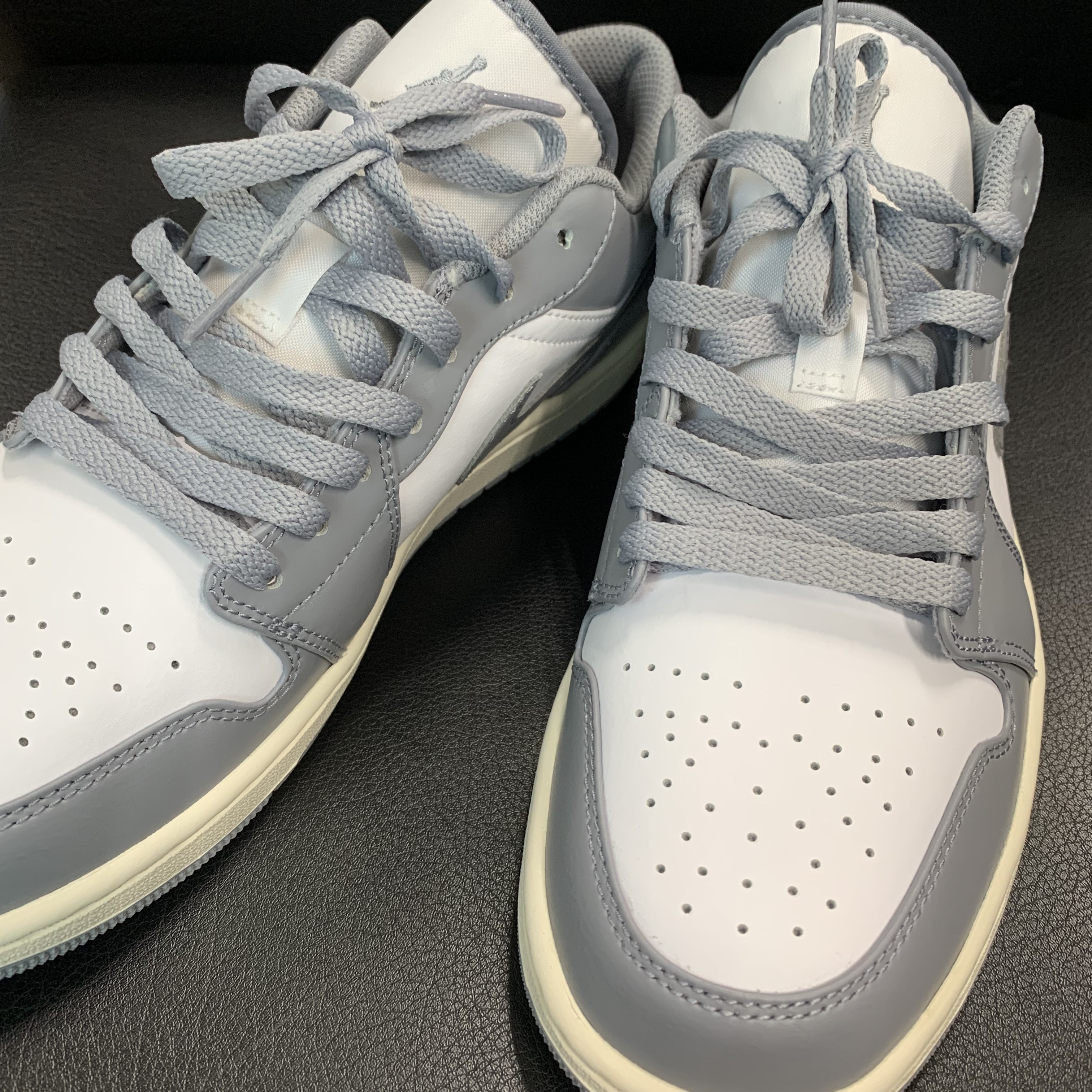 Jordan 1 Low Stealth and White 착용 스타일