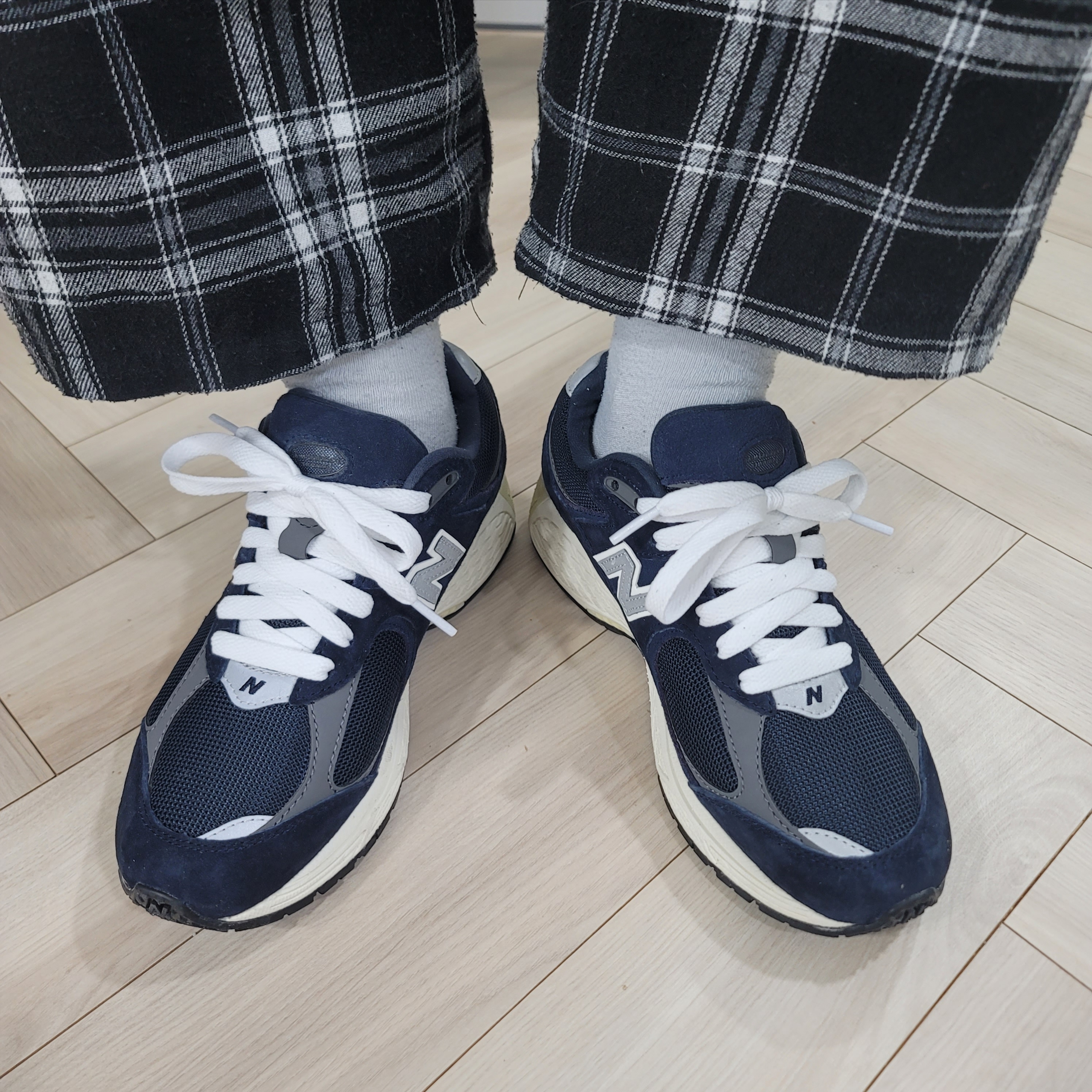 New Balance 2002R Eclipse Castlerock 착용 스타일