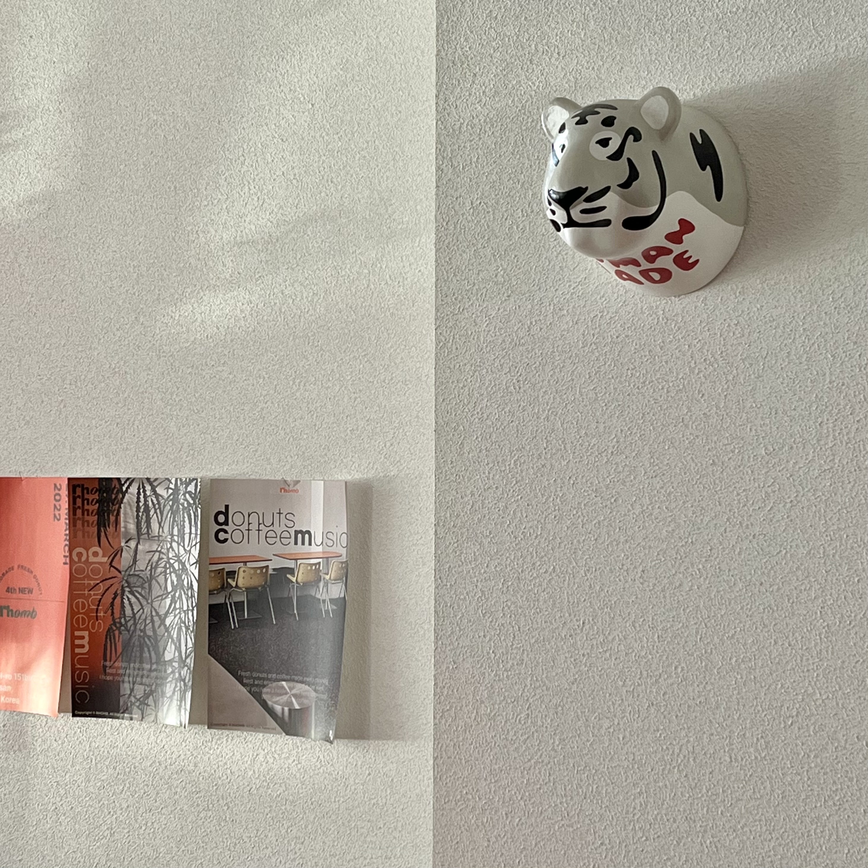 Human Made Tiger Trophy Paper Mache Display White 착용 스타일