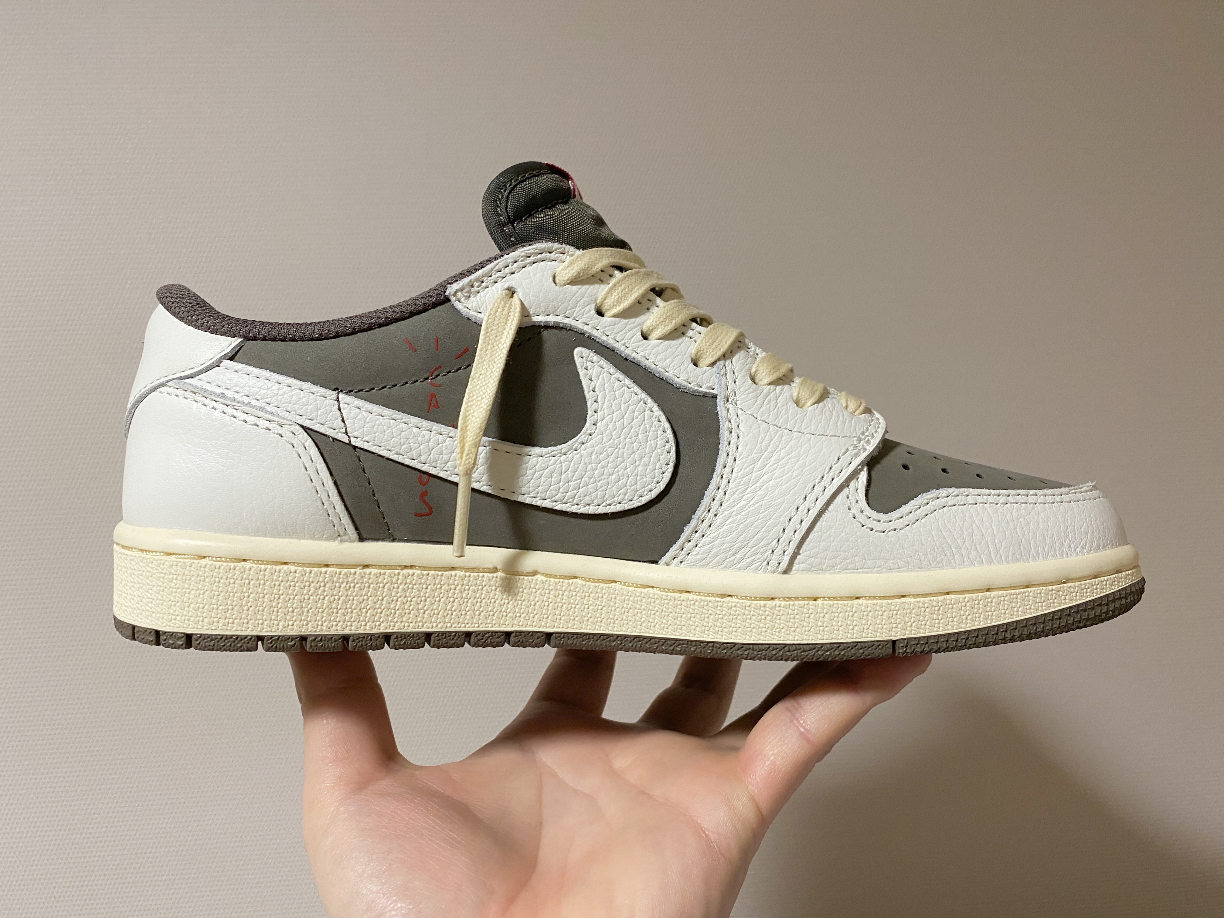 Jordan 1 x Travis Scott Retro Low OG SP Sail and Ridgerock 착용 스타일 - 2