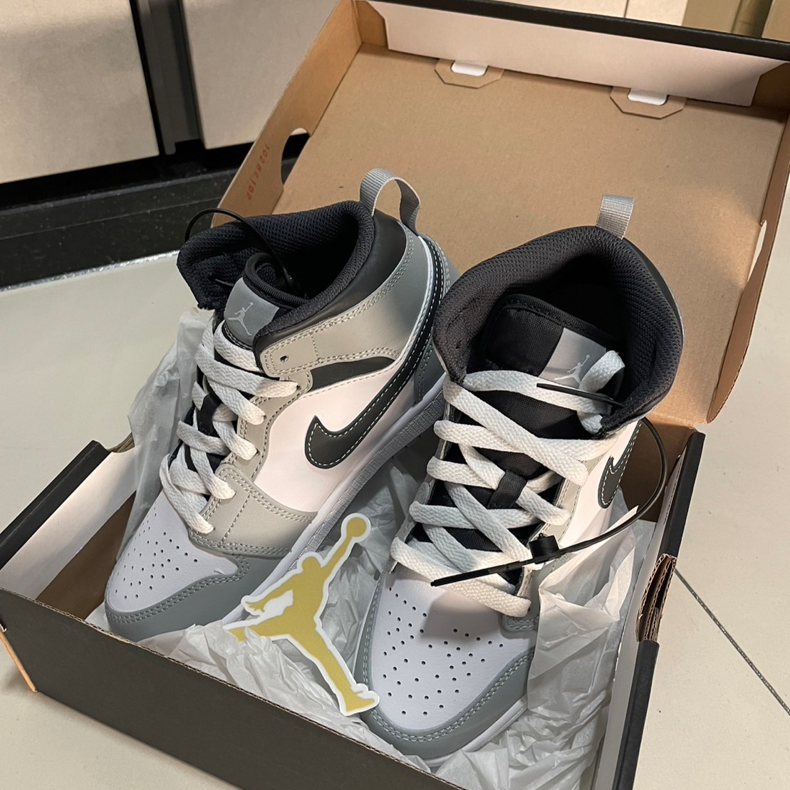 (PS) Jordan 1 Mid Light Smoke Grey Anthracite 착용 스타일 - 1