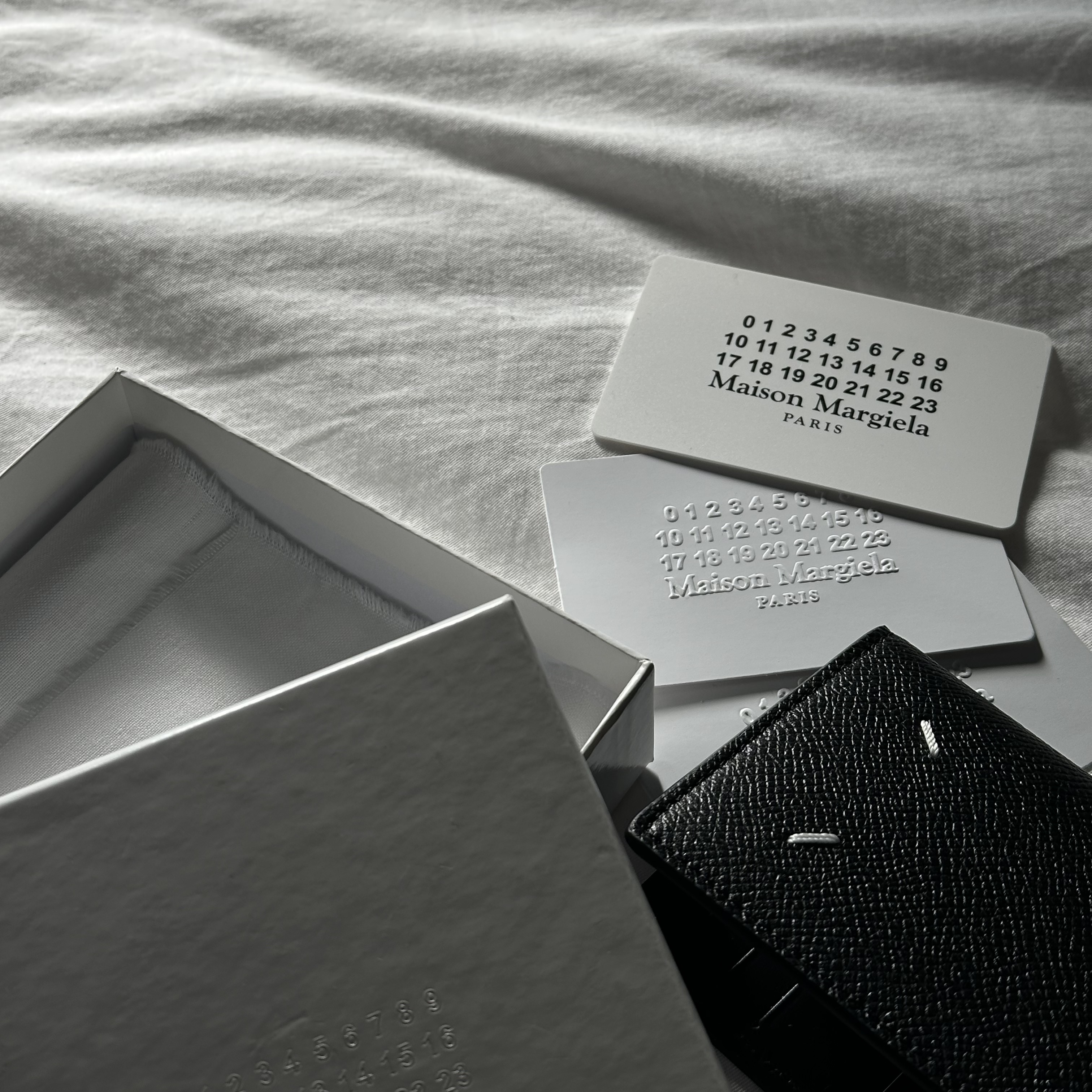 Maison Margiela Leather Bi-Fold Card Holder Black 착용 스타일