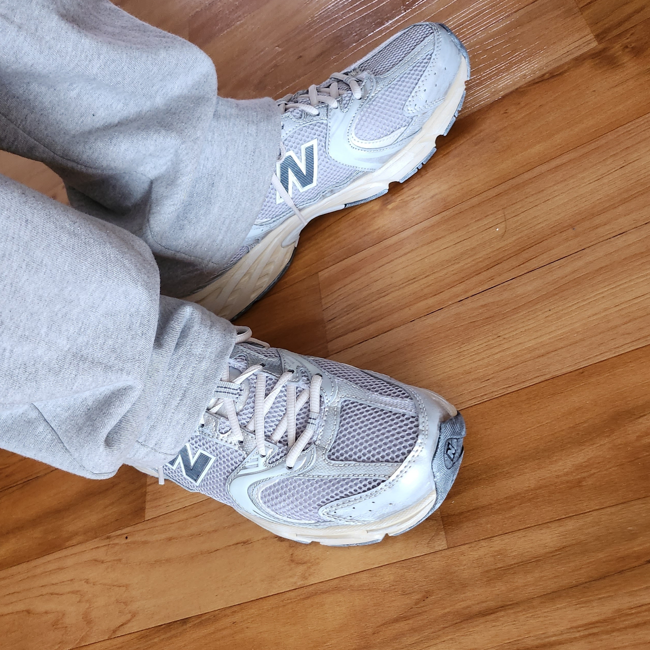 New Balance 530 Vintage Metallic Silver 착용 스타일