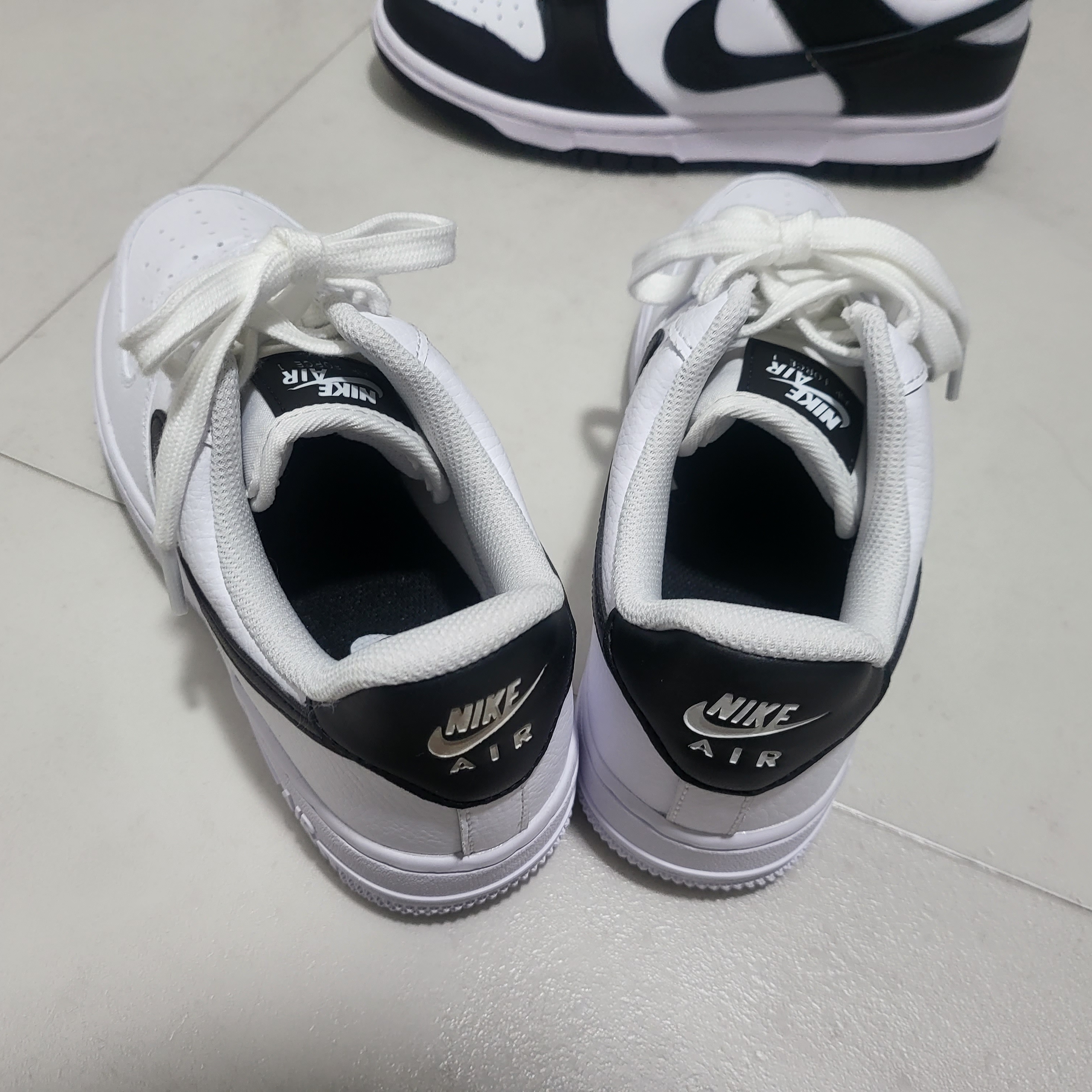 (W) Nike Air Force 1 '07 White Black 착용 스타일 - 3