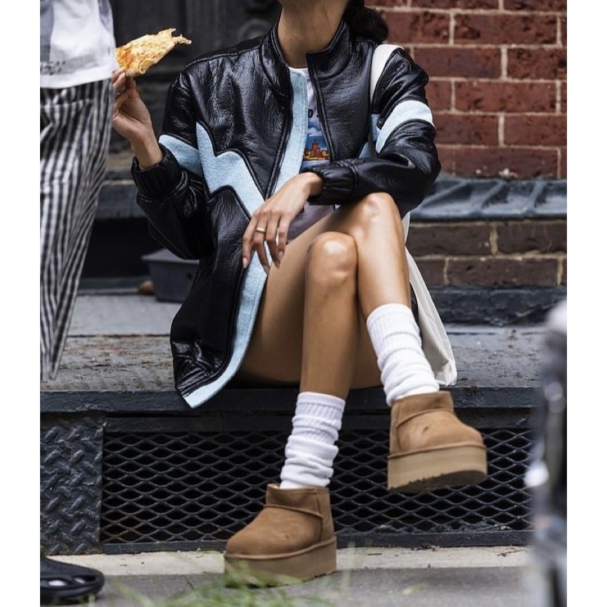 (W) UGG Classic Ultra Mini Platform Boots Chestnut 착용 스타일 - 2