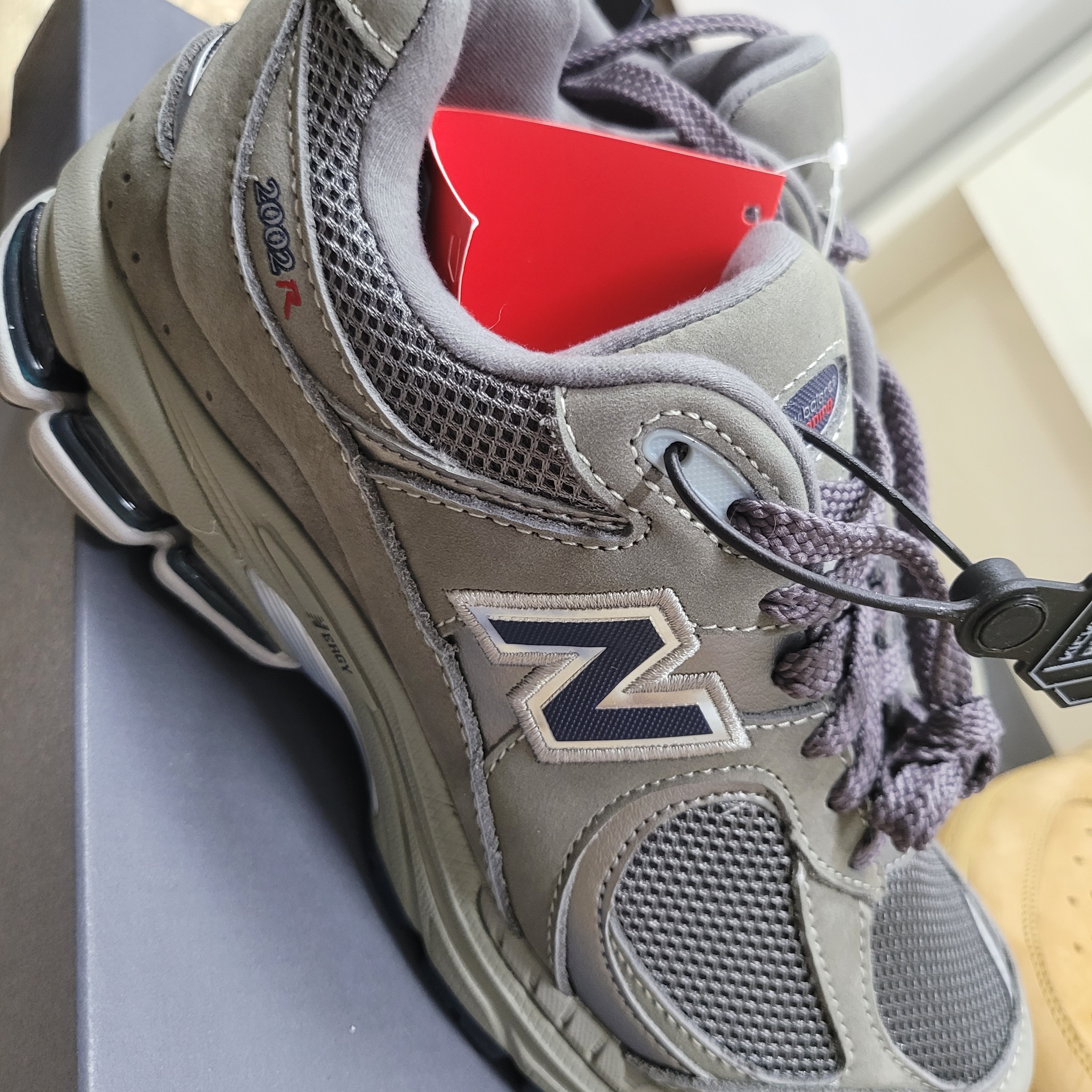 New Balance 2002R Gray 착용 스타일 - 3
