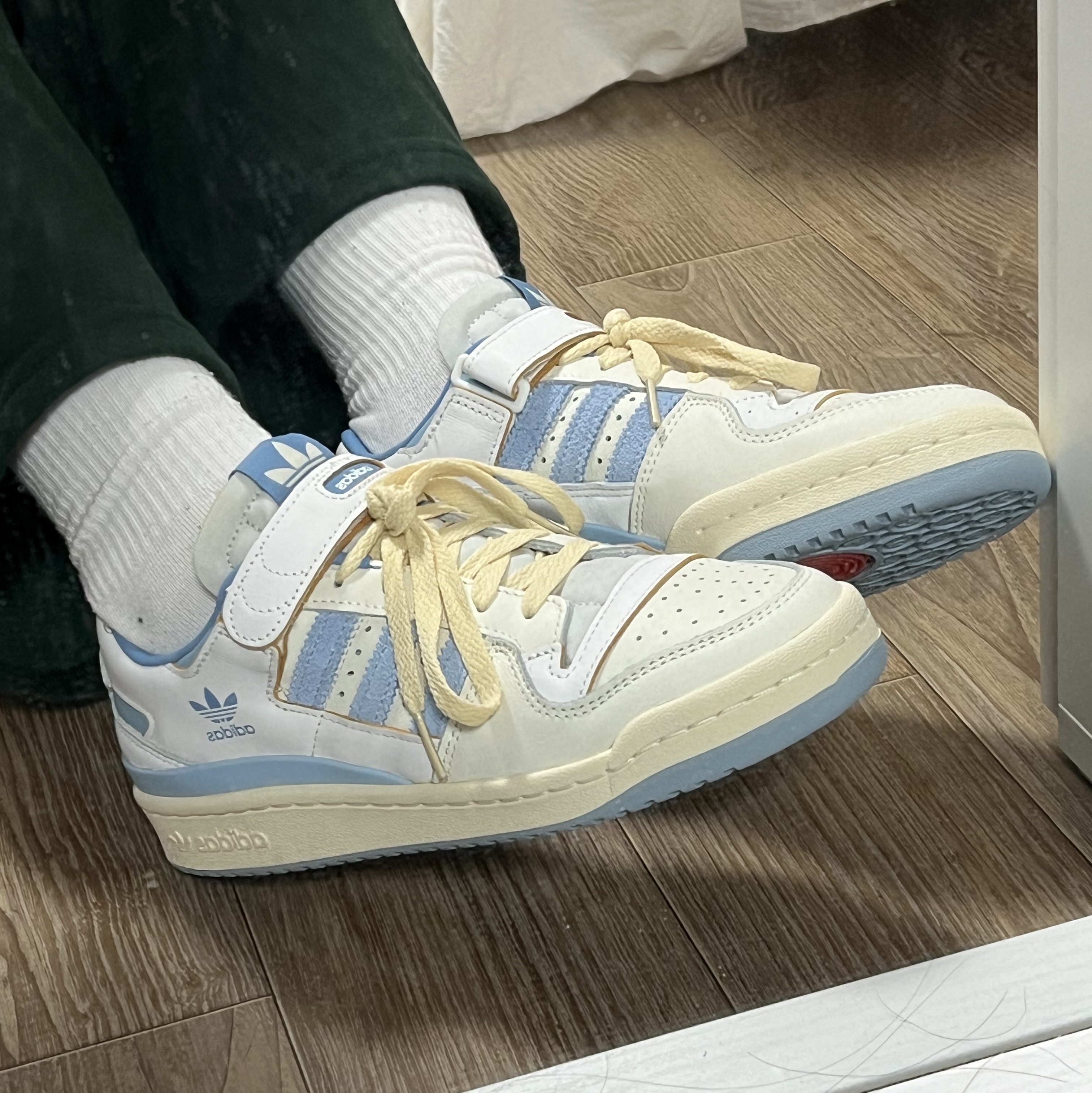 Adidas Forum 84 Low Clear Sky 착용 스타일 - 2