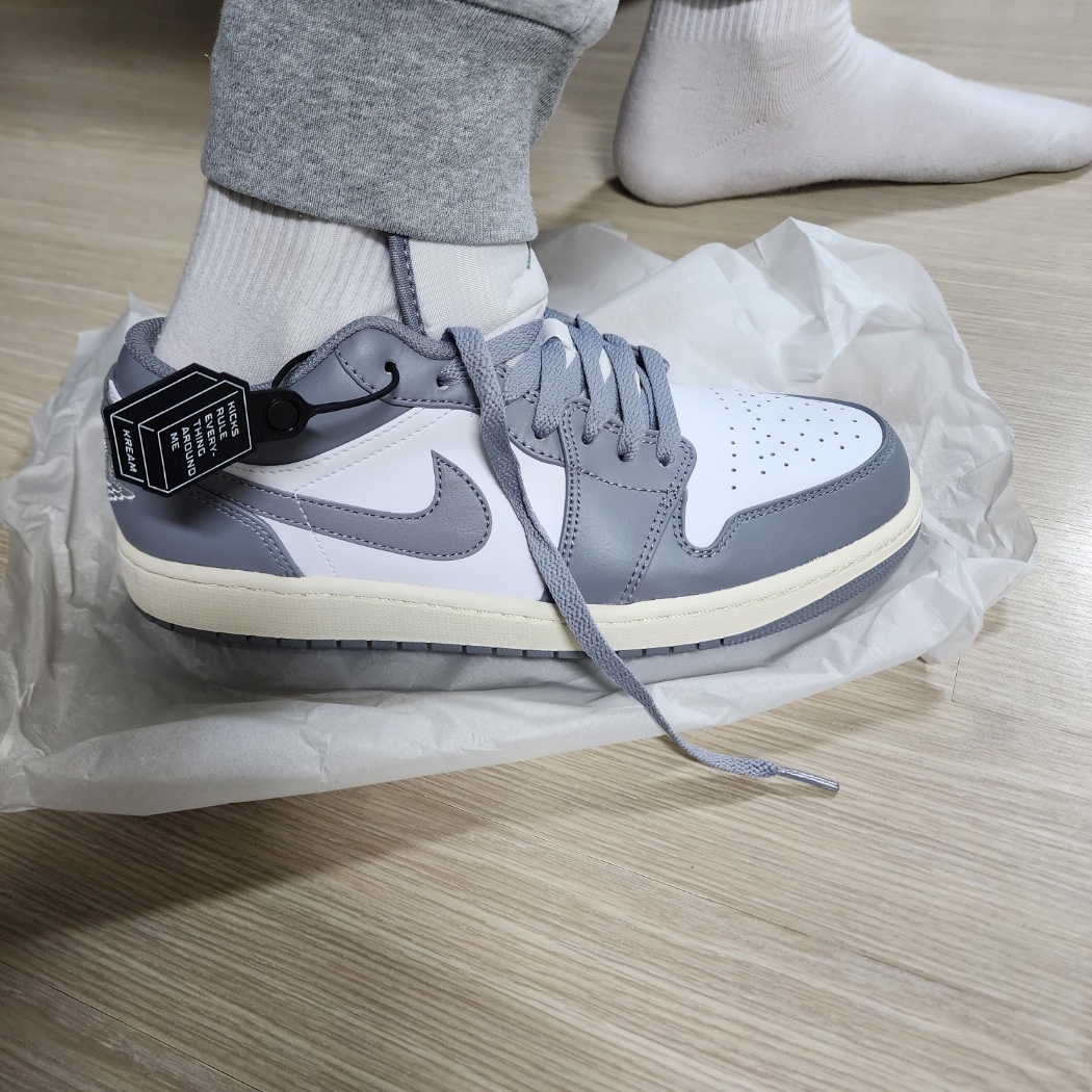 Jordan 1 Low Stealth and White 착용 스타일