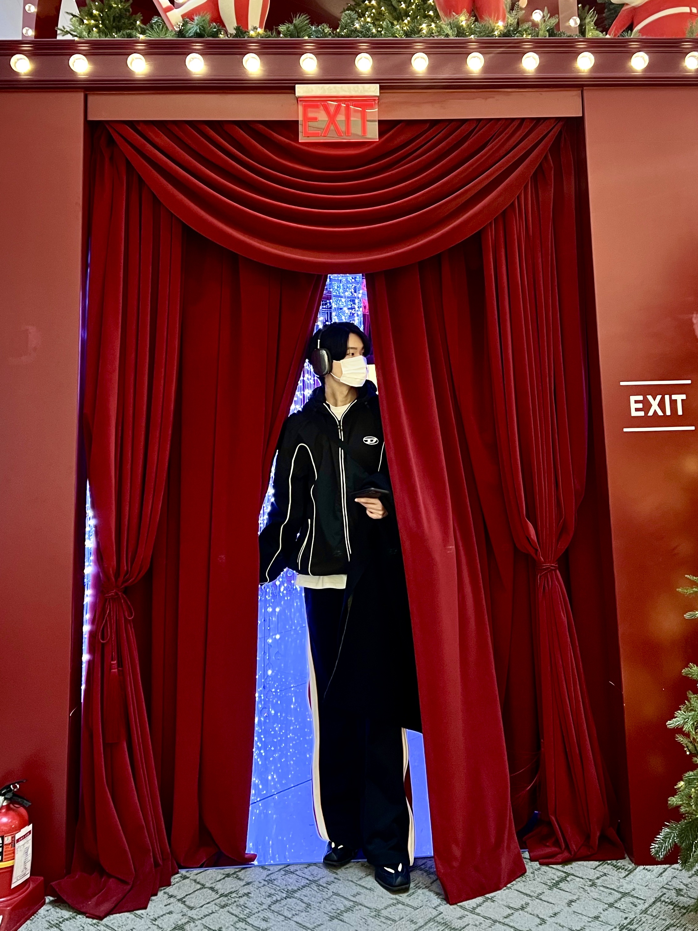 Diesel J-Hives Windbreaker with Contrast Piping Black, Nike x Martine Rose Shox MR4 Black 착용 스타일 - 1