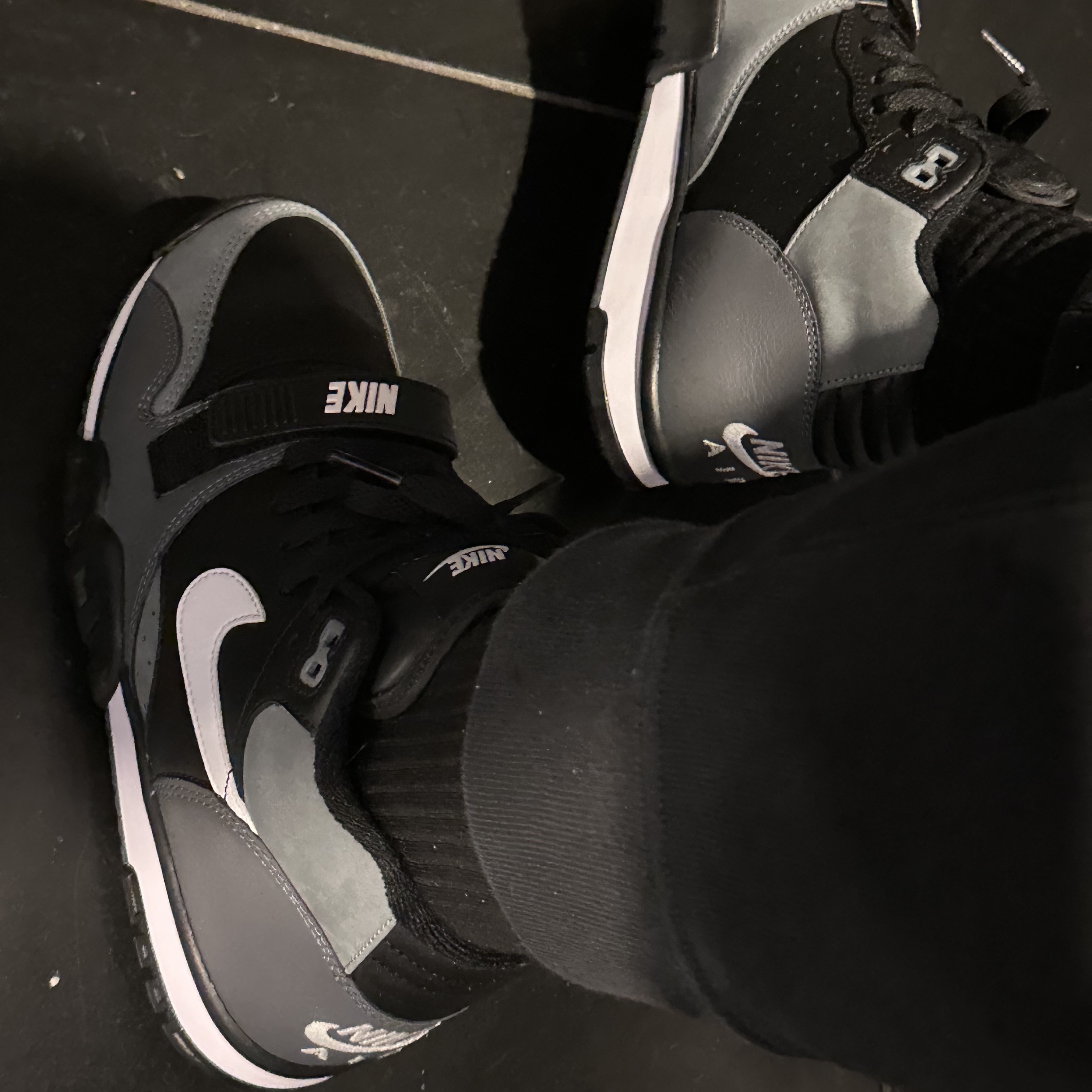 Nike Air Trainer 1 Black and Cool Grey 착용 스타일 - 1