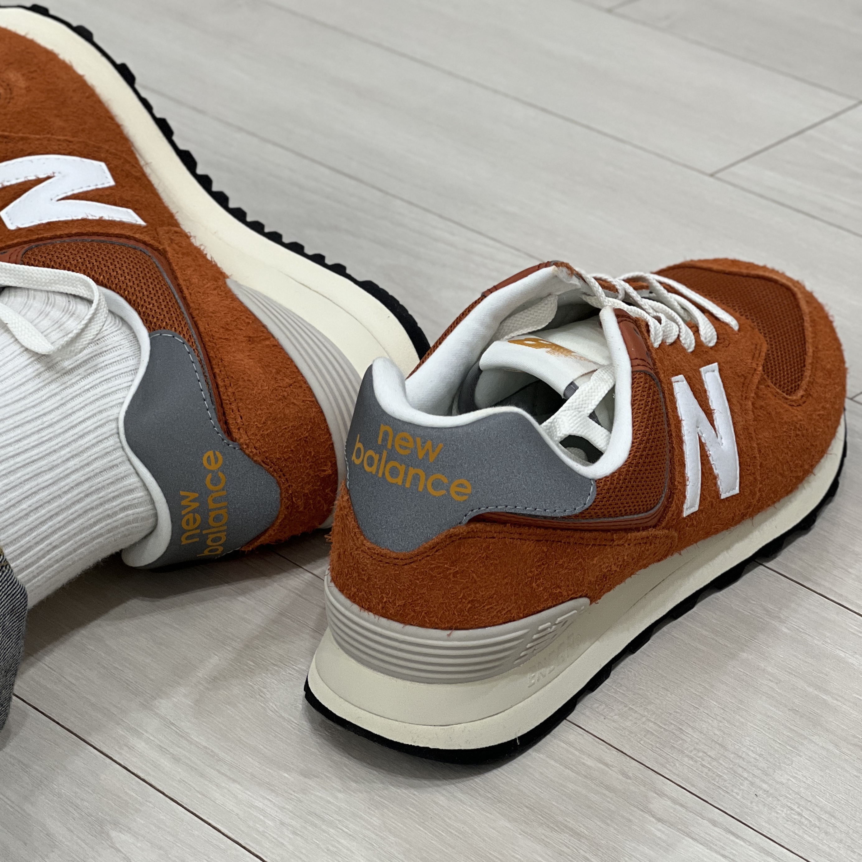 New Balance 574 Heritage Orange Burst White 착용 스타일