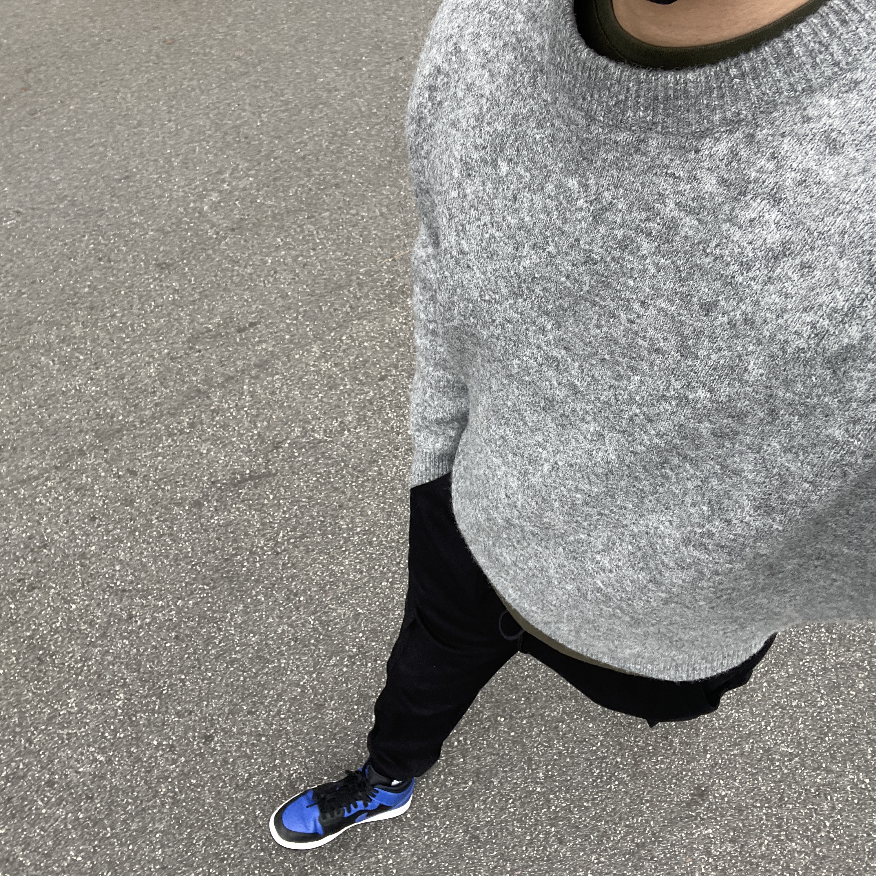 Jordan 1 Mid Black Hyper Royal 착용 스타일 - 1