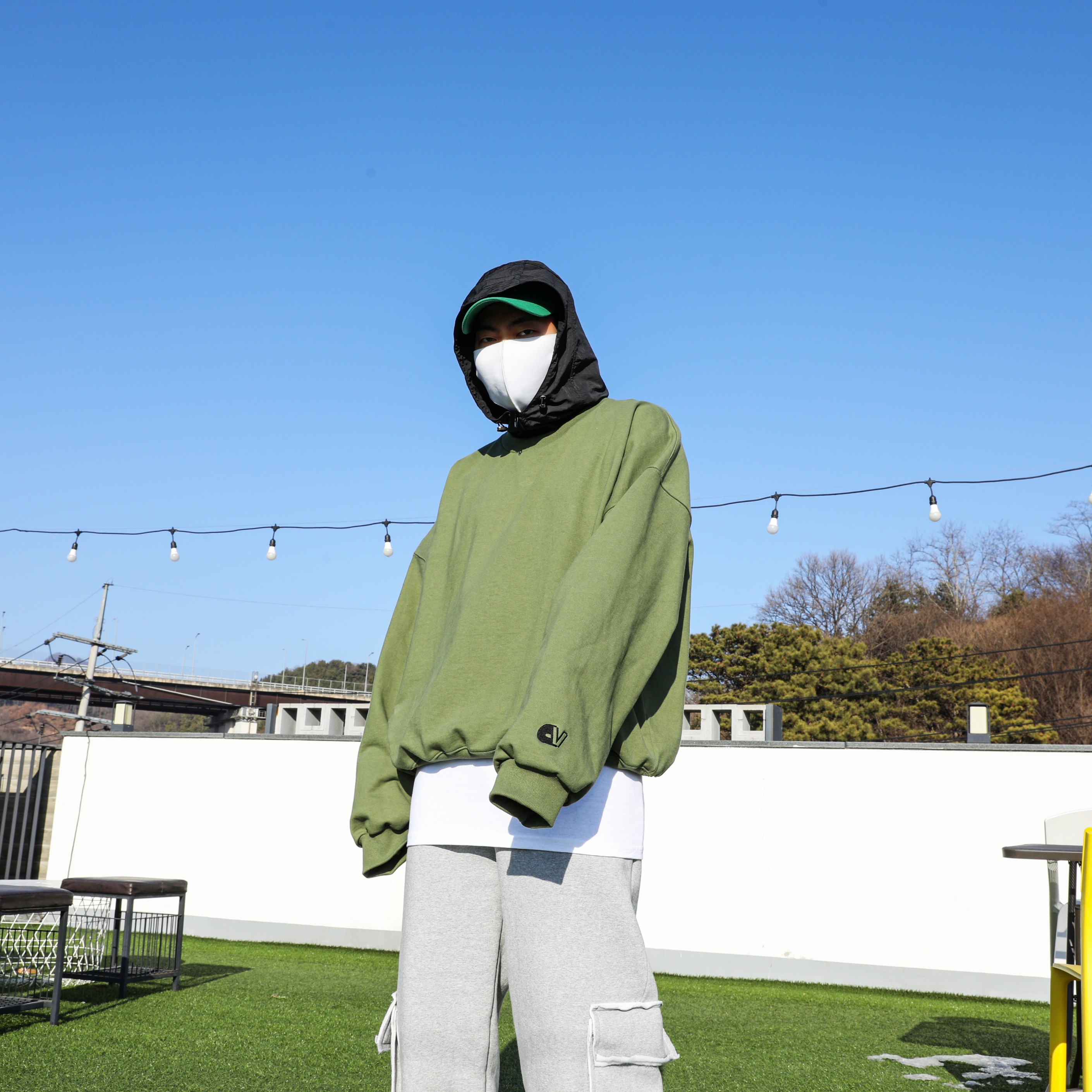 Jordan 6 x Travis Scott Retro Olive 착용 스타일 - 2