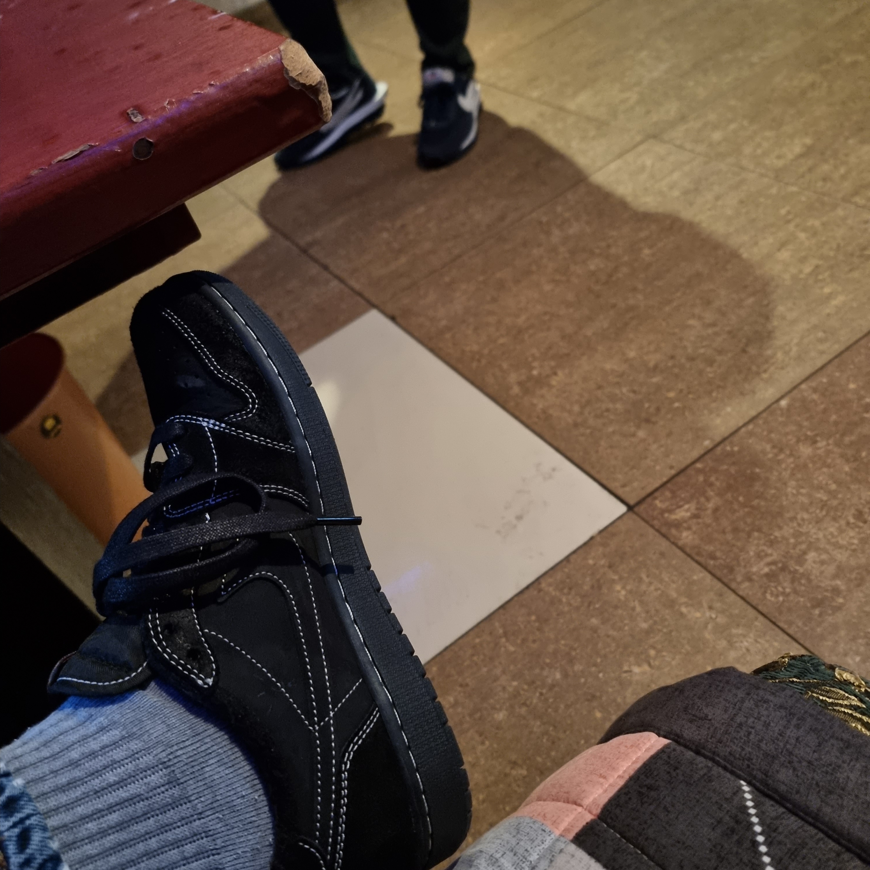 Jordan 1 x Travis Scott Retro Low OG SP Black Phantom 착용 스타일 - 3
