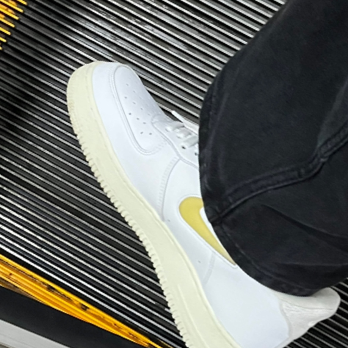 Nike Air Force 1 '07 LX Pale Vanilla 착용 스타일